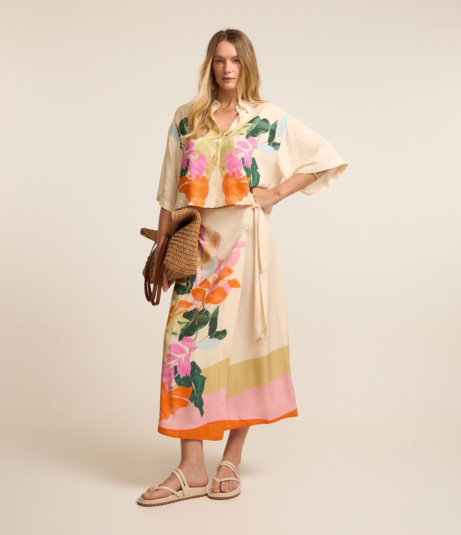 Saia Reta Midi em Viscose com Estampa Floral Detalhe de Laço Lateral Bege 2