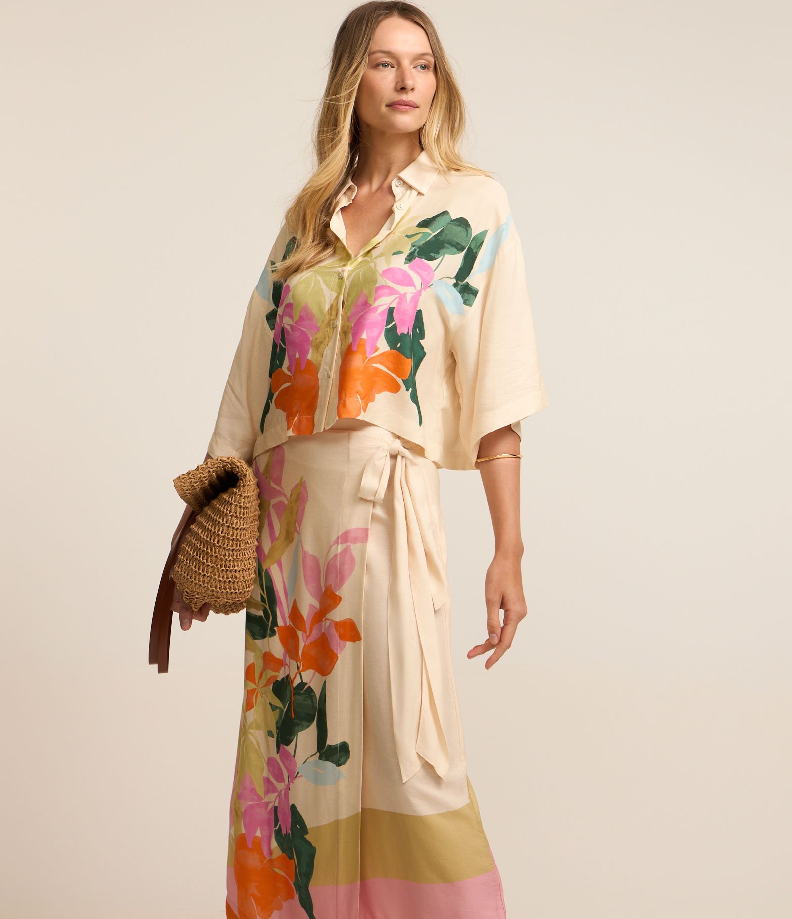 Saia Reta Midi em Viscose com Estampa Floral Detalhe de Laço Lateral Bege 3