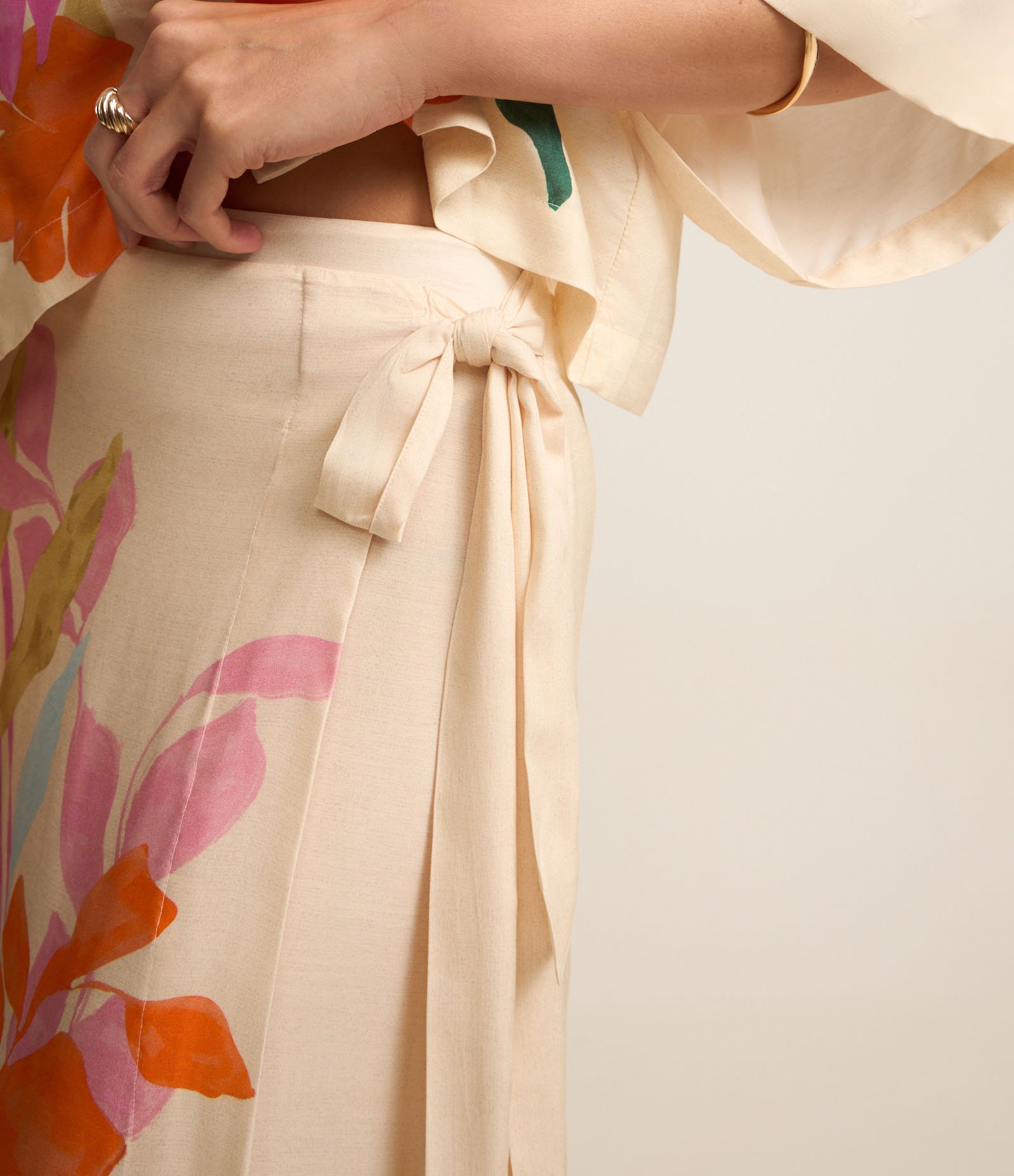 Saia Reta Midi em Viscose com Estampa Floral Detalhe de Laço Lateral Bege 4