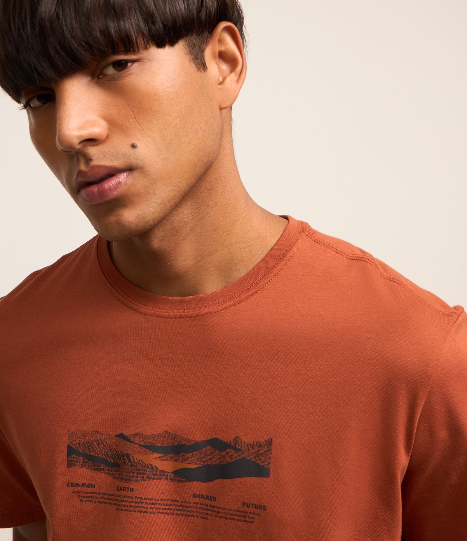 Camiseta Comfort em Algodão Peruano com Estampa de Montanha Laranja 1