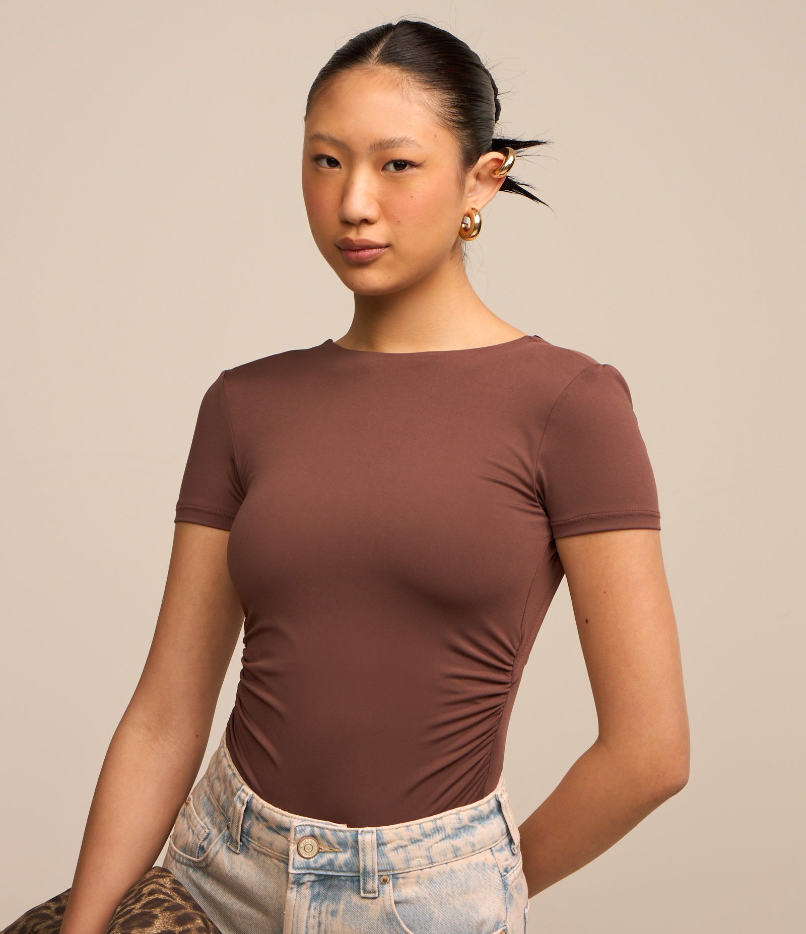 Body com Franzidos e Costas Abertas Marrom 1