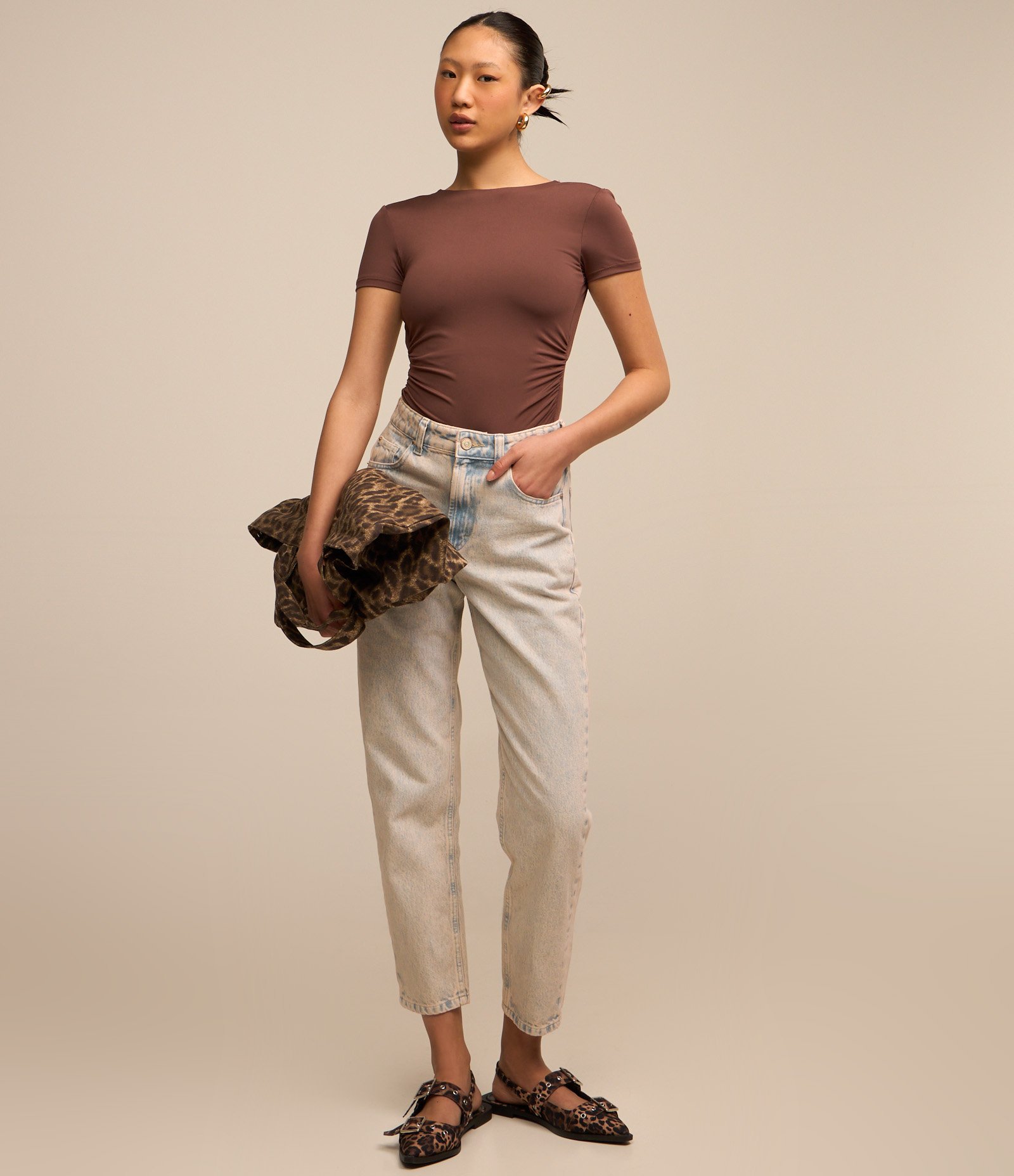 Body com Franzidos e Costas Abertas Marrom 2