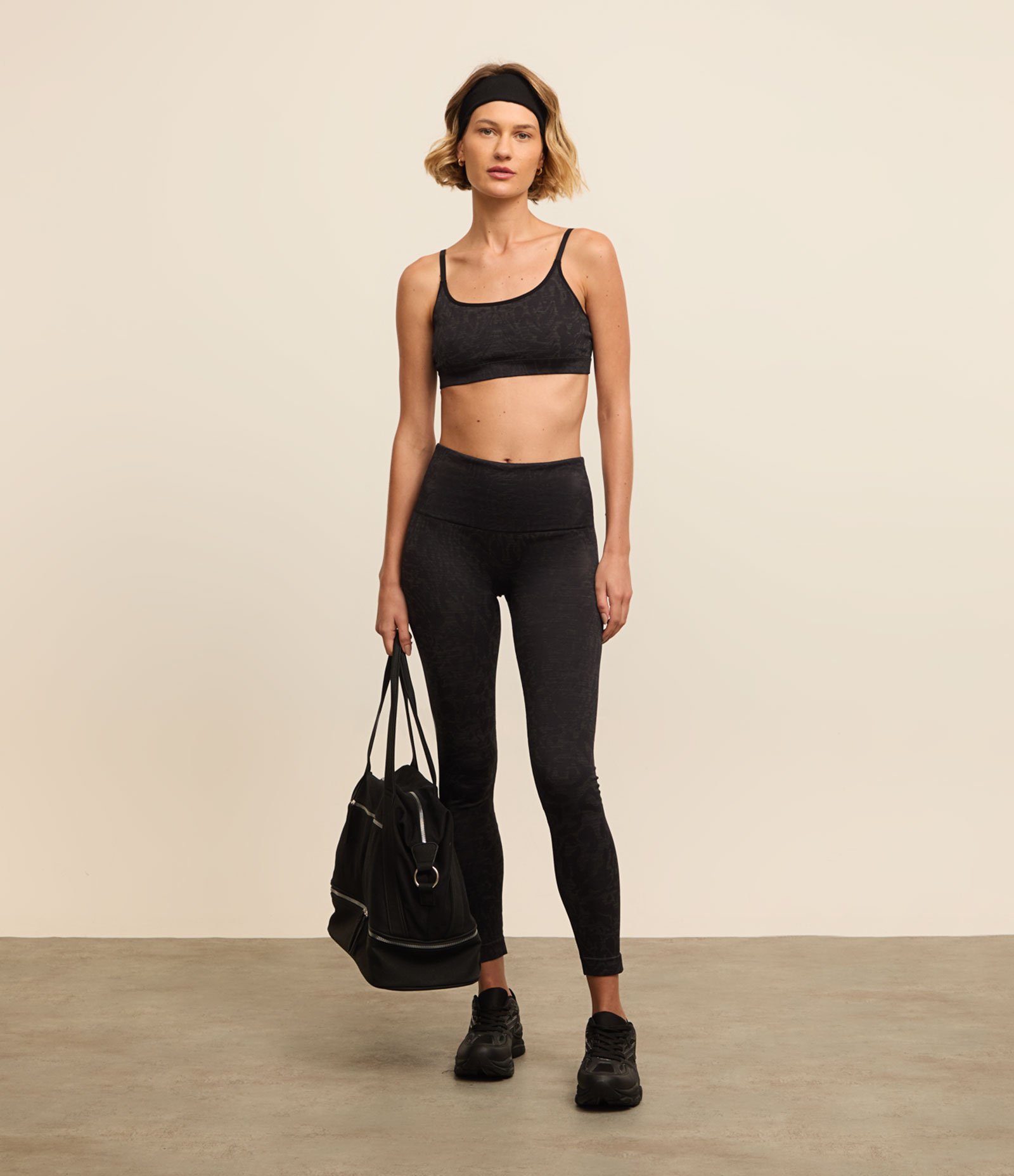 Top Esportivo Seamless com Bojo e Jacquard Animal Print Onça Preto 2