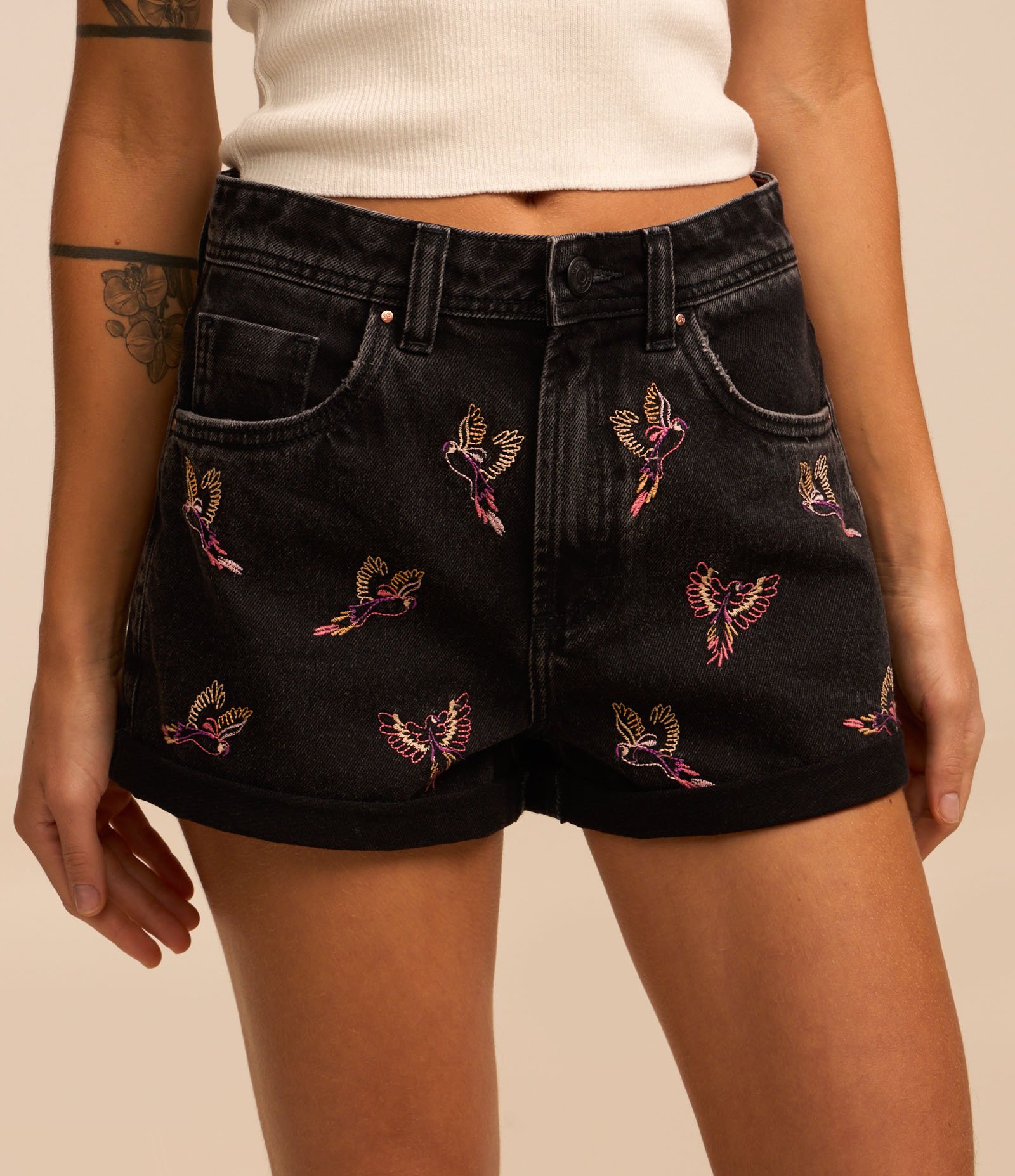 Short Mom Jeans com Bordadinhos de Tucanos Preto 3