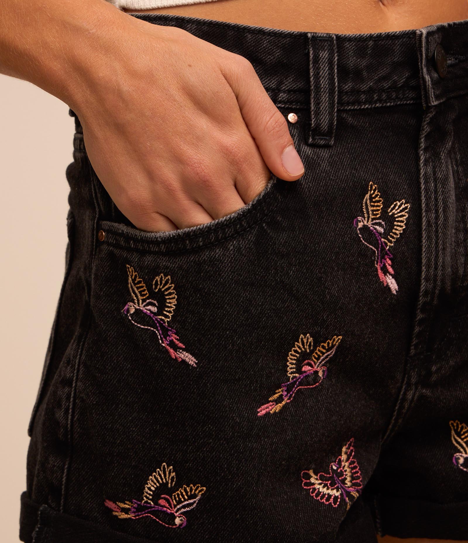 Short Mom Jeans com Bordadinhos de Tucanos Preto 4
