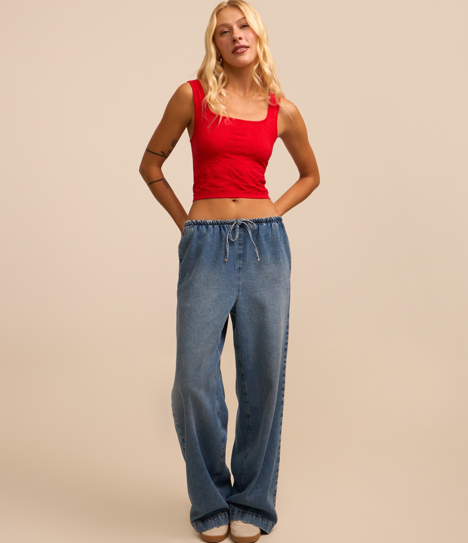 Blusa Cropped Sem Manga em Seamless com Estampa Floral em Relevo Vermelho 2