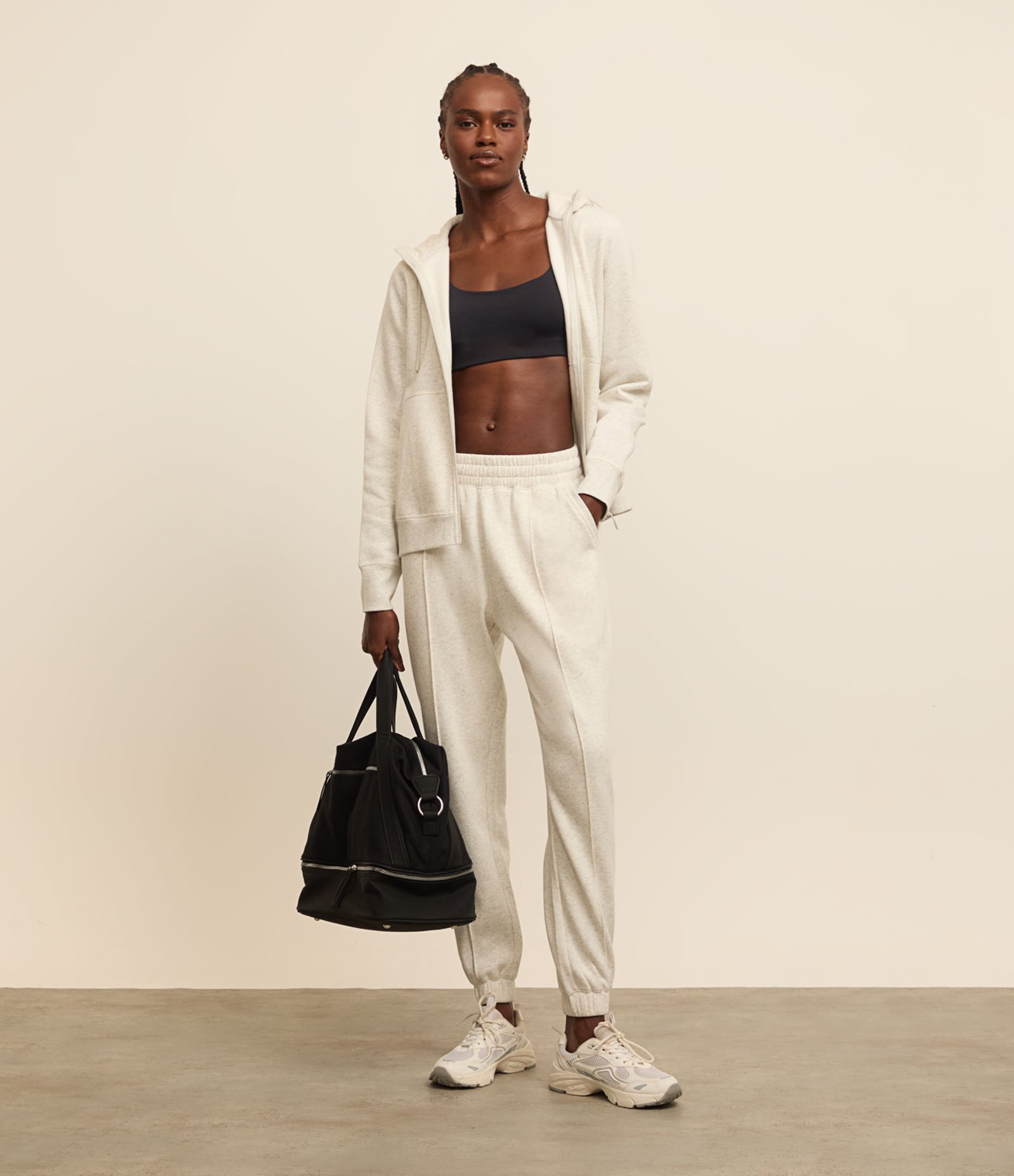 Jaqueta Esportiva em Mix de Tecidos com Capuz e Bolsos Cinza Claro 2