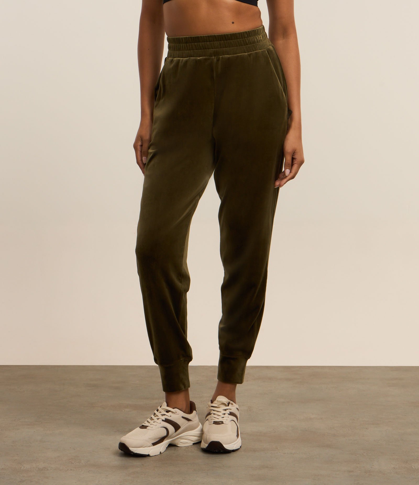 Calça Jogger Esportiva em Microfibra com Cós de Elástico Verde 2