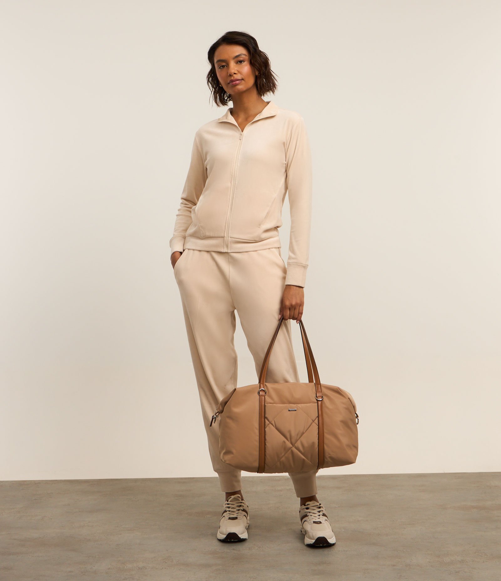 Calça Jogger Esportiva em Microfibra com Cós de Elástico Bege 1