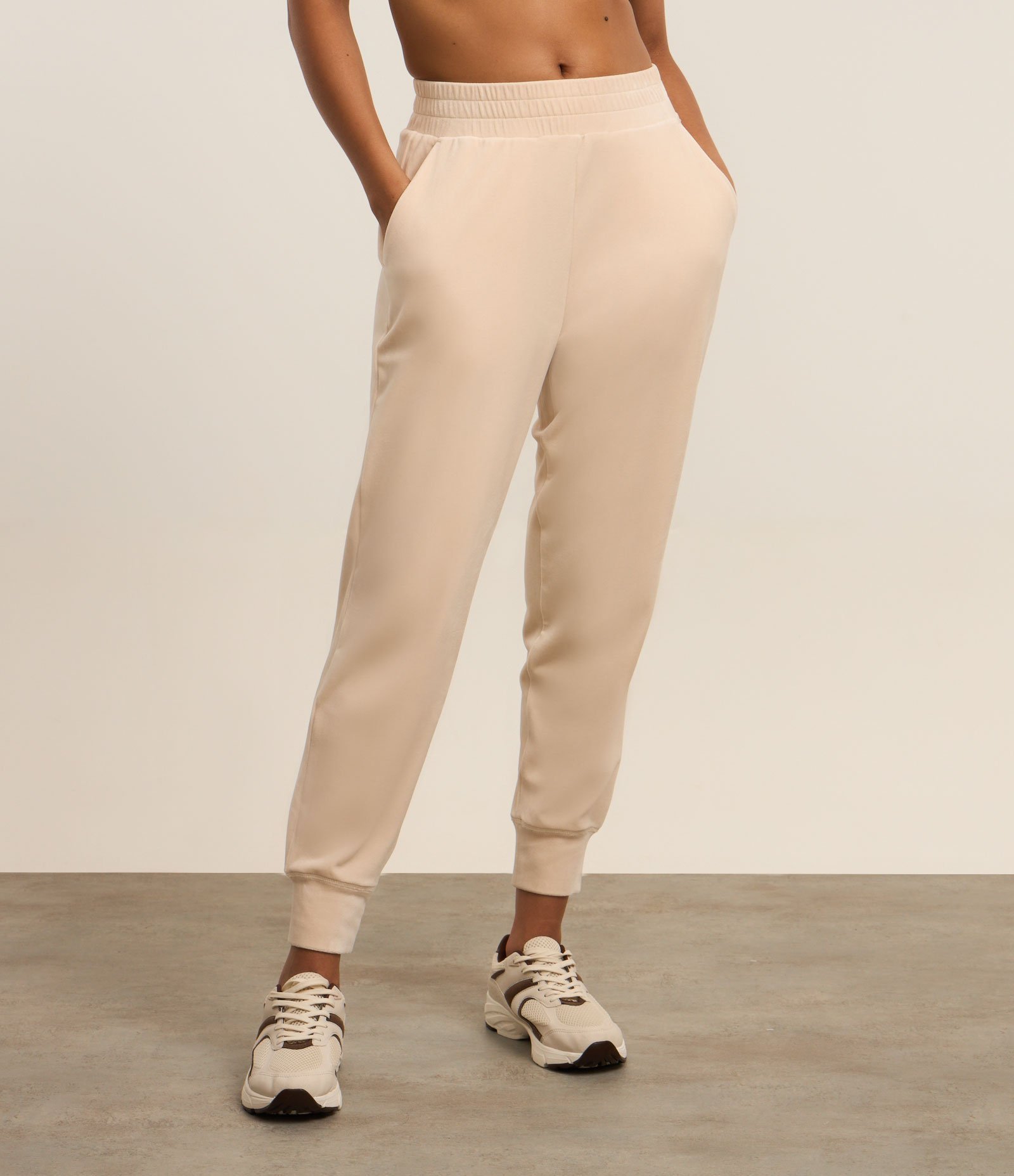 Calça Jogger Esportiva em Microfibra com Cós de Elástico Bege 2