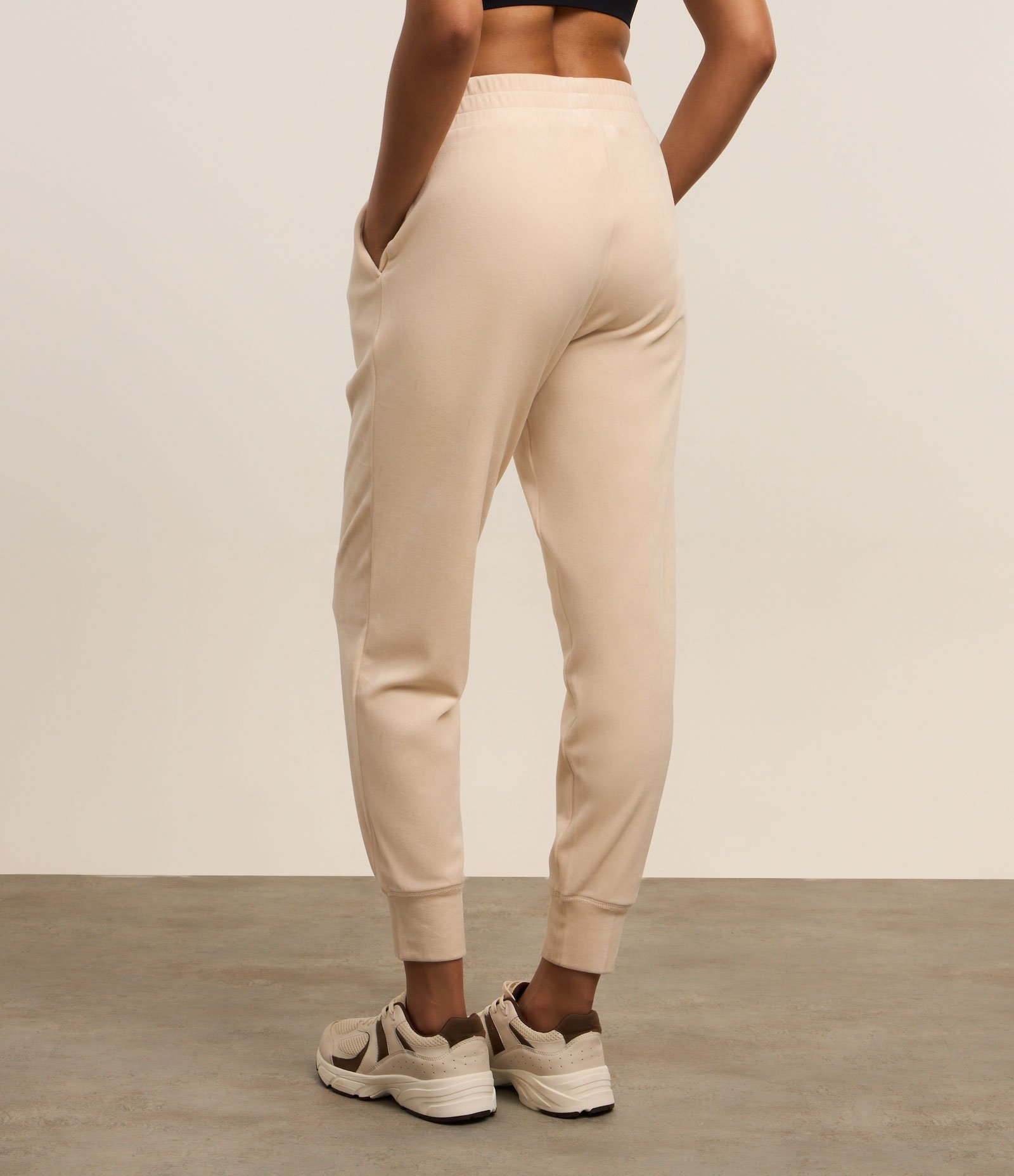 Calça Jogger Esportiva em Microfibra com Cós de Elástico Bege 3