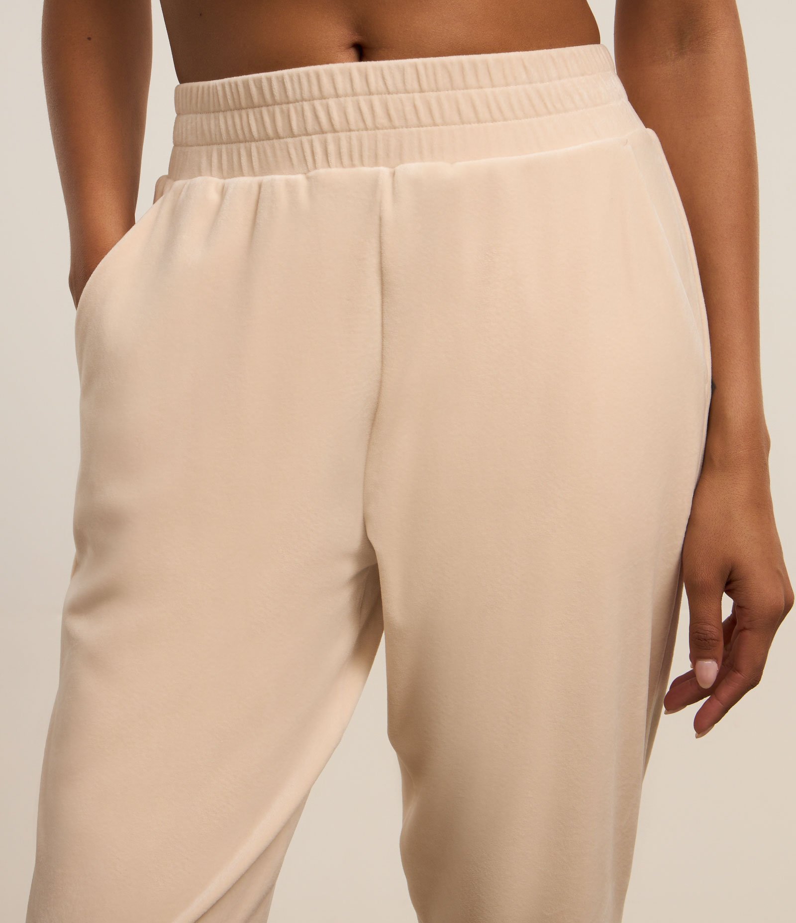 Calça Jogger Esportiva em Microfibra com Cós de Elástico Bege 4