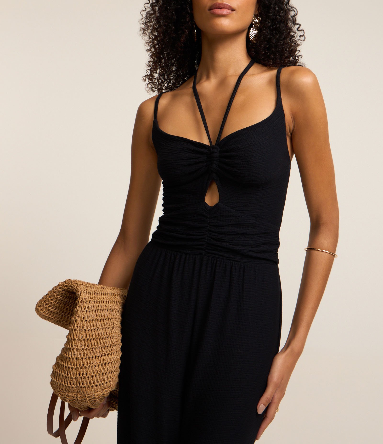 Macacão Texturizado em Viscose com Franzido e Vazado no Busto Preto 3