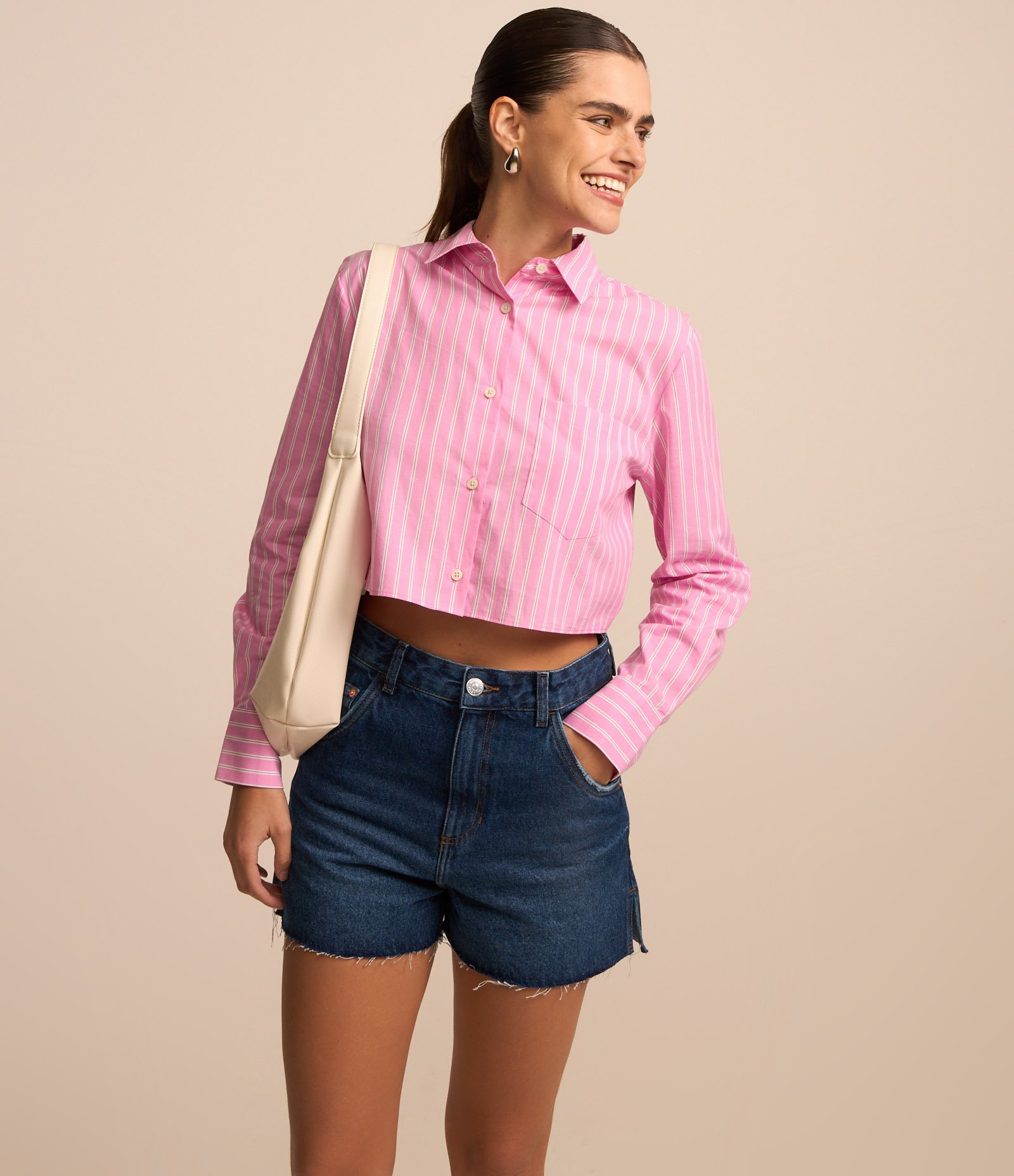 Short Cintura Média em Jeans com Fenda Lateral Azul 2
