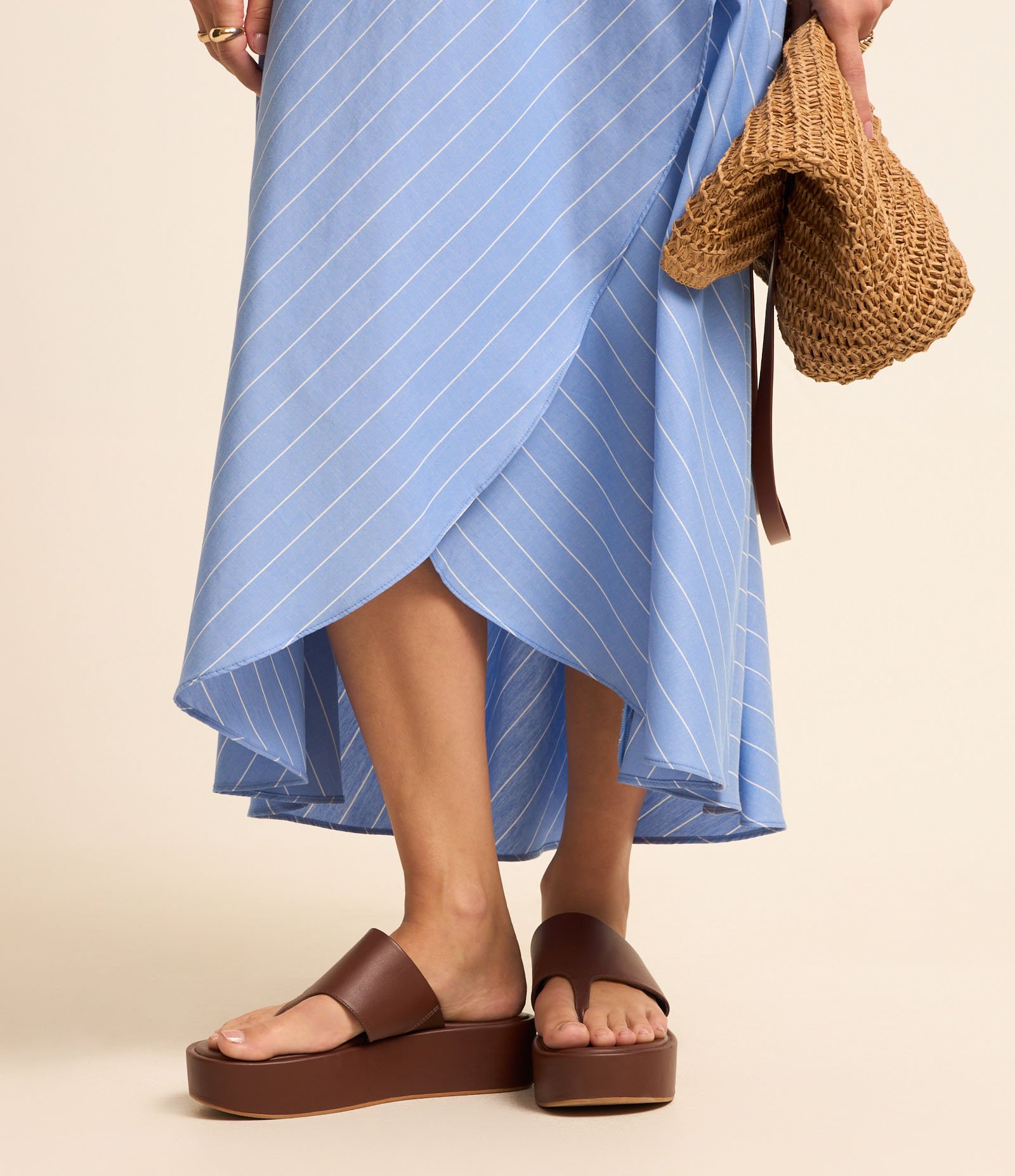 Saia Evasê Midi em Tricoline Listrado com Transpasse Tulipa Azul 3