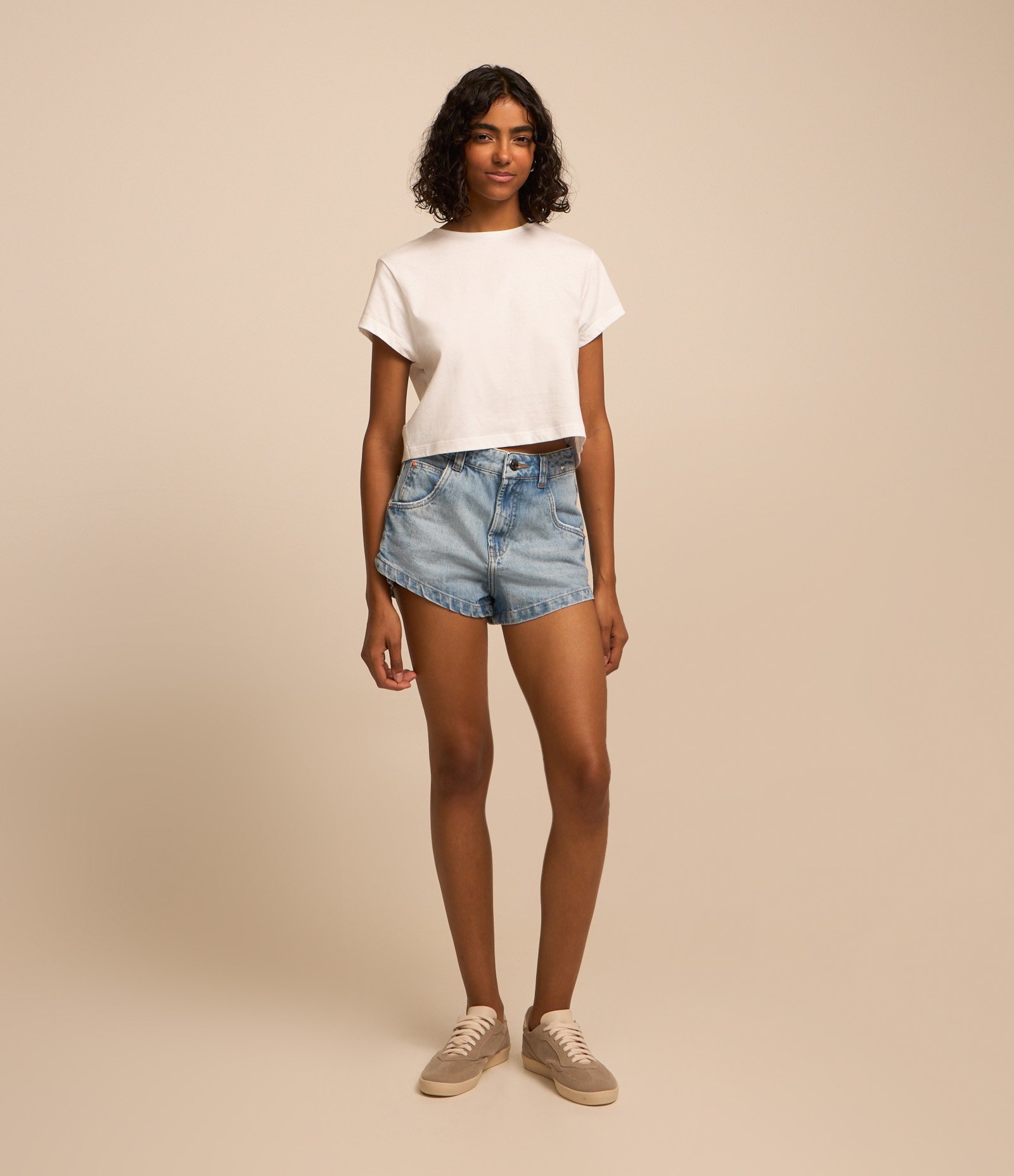 Short Hot Pants em Jeans Dirty e Fendinha Lateral Azul Delavê 1