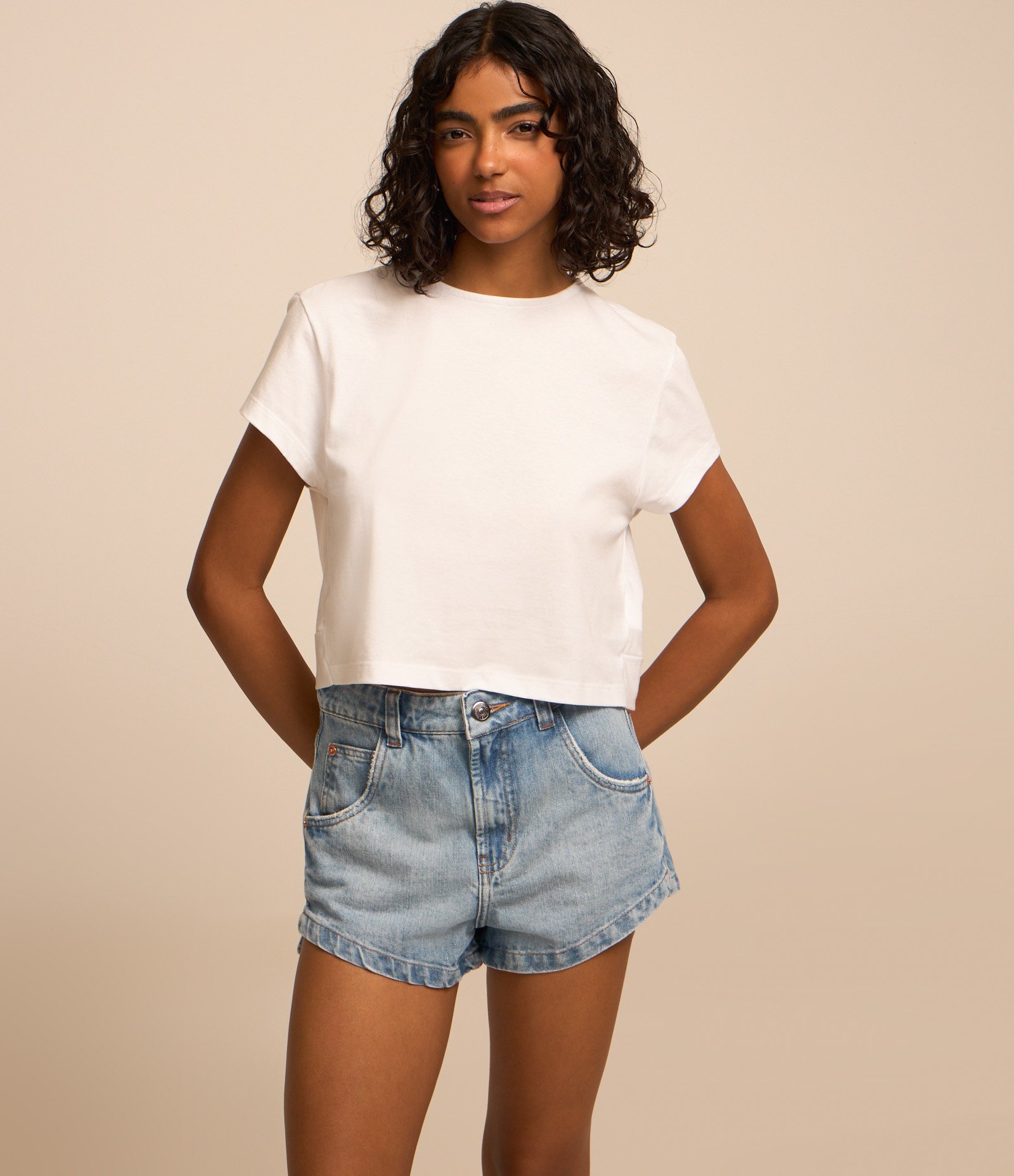 Short Hot Pants em Jeans Dirty e Fendinha Lateral Azul Delavê 2
