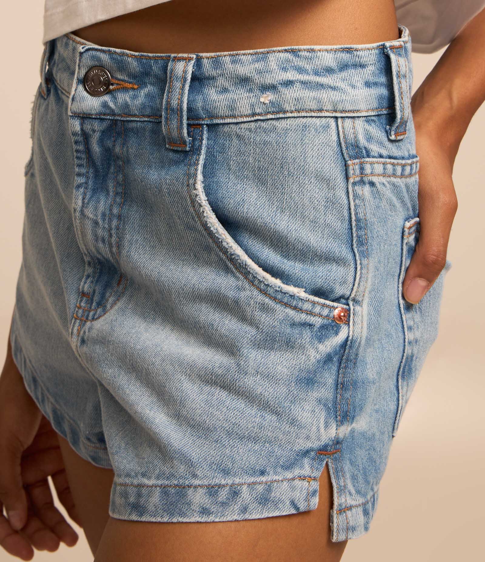 Short Hot Pants em Jeans Dirty e Fendinha Lateral Azul Delavê 4