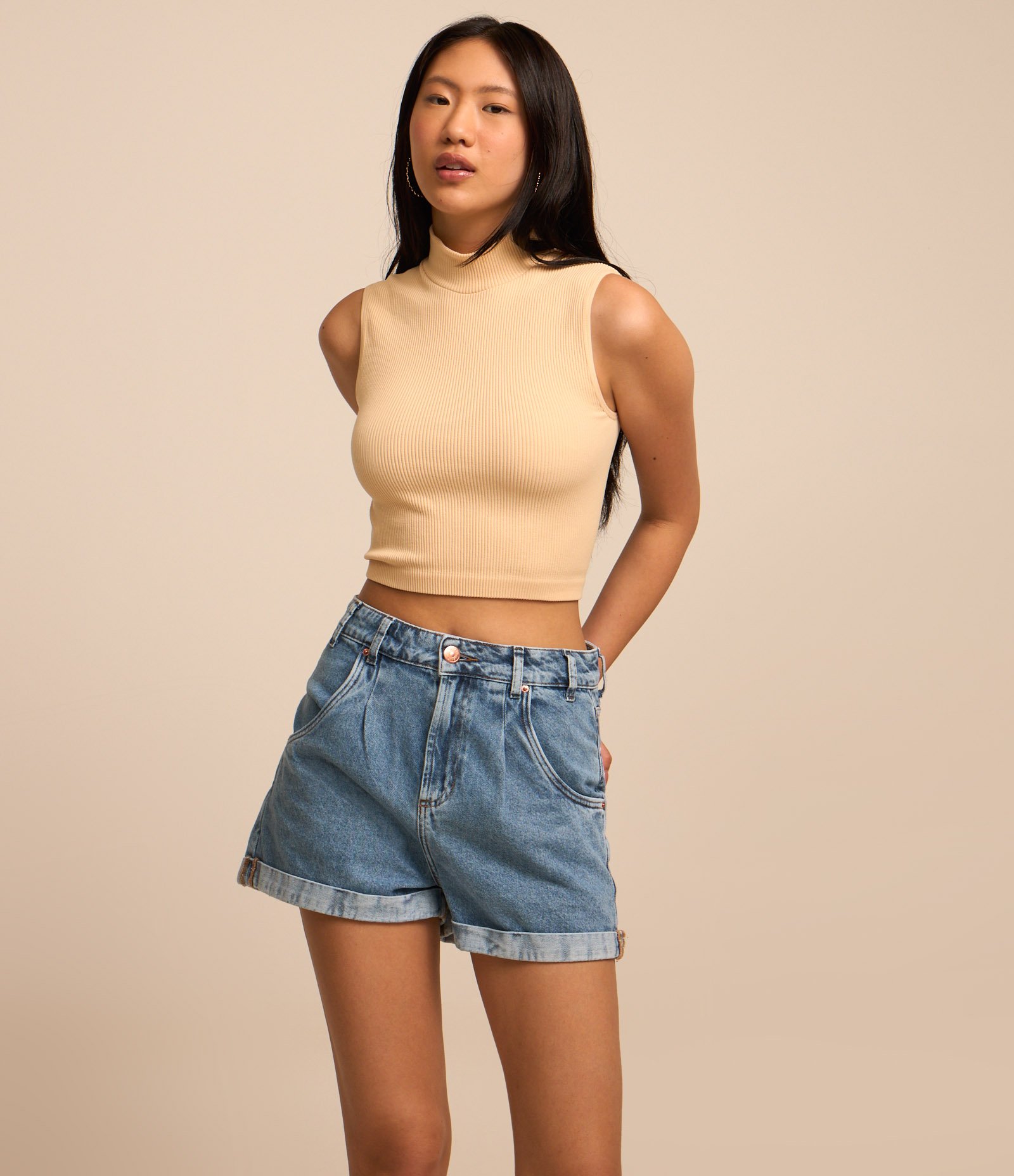 Short Baggy em Jeans e Barra Dobrada 2