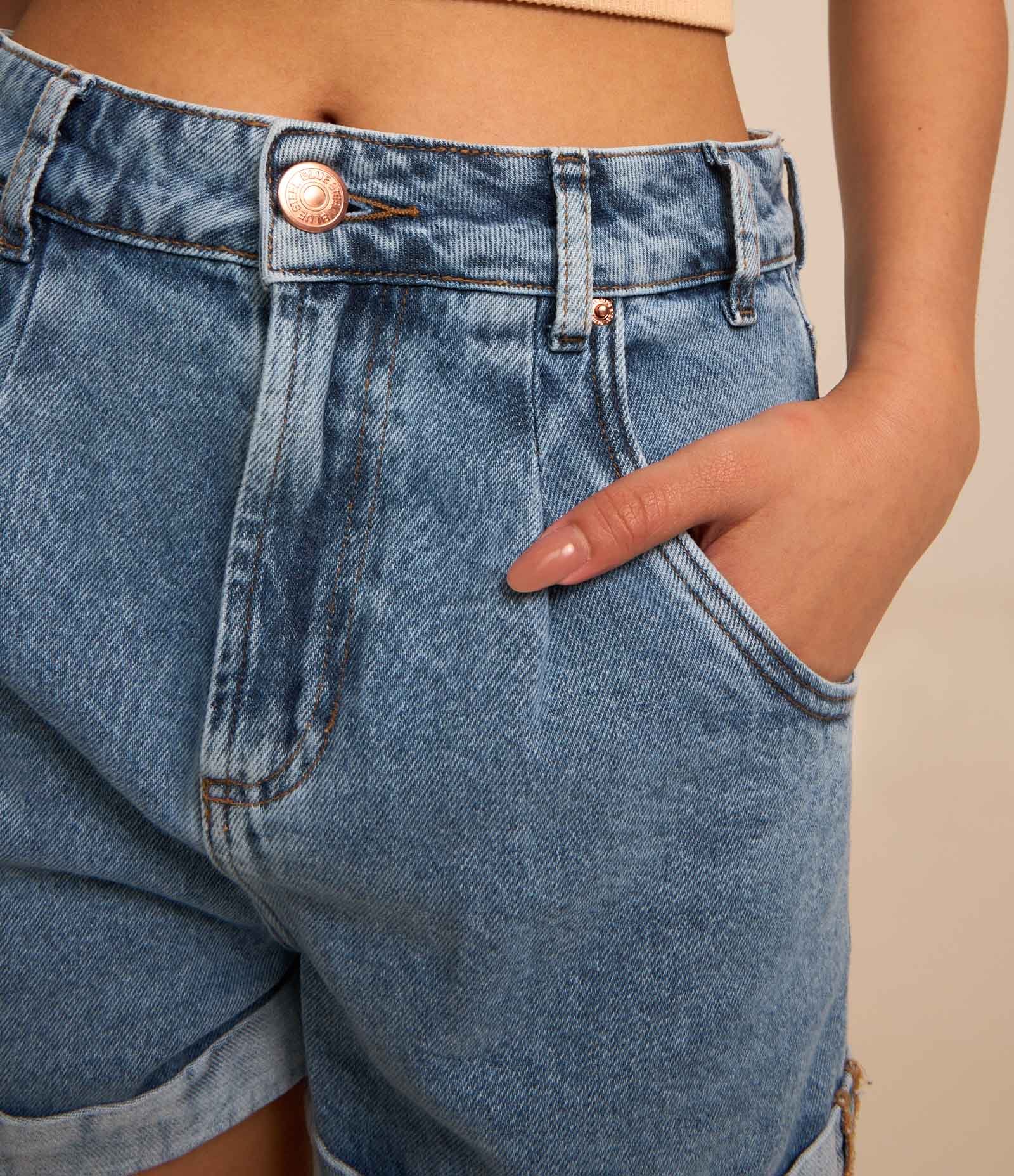 Short Baggy em Jeans e Barra Dobrada 4