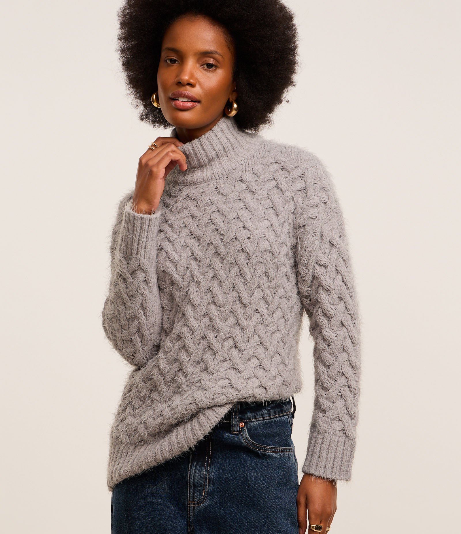 Suéter em Tricô com Gola Alta e Pelinhos Cinza 2