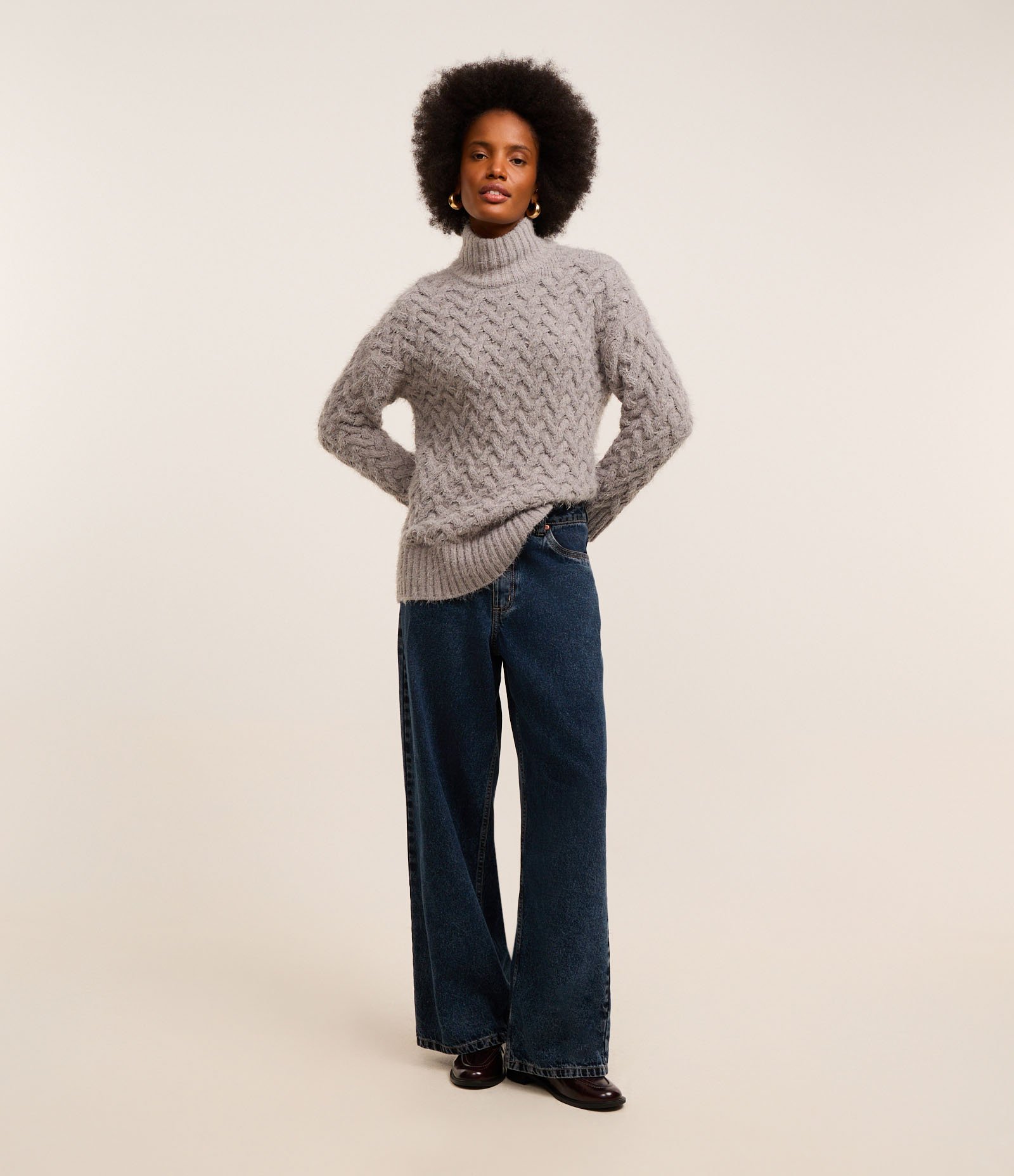 Suéter em Tricô com Gola Alta e Pelinhos Cinza 3