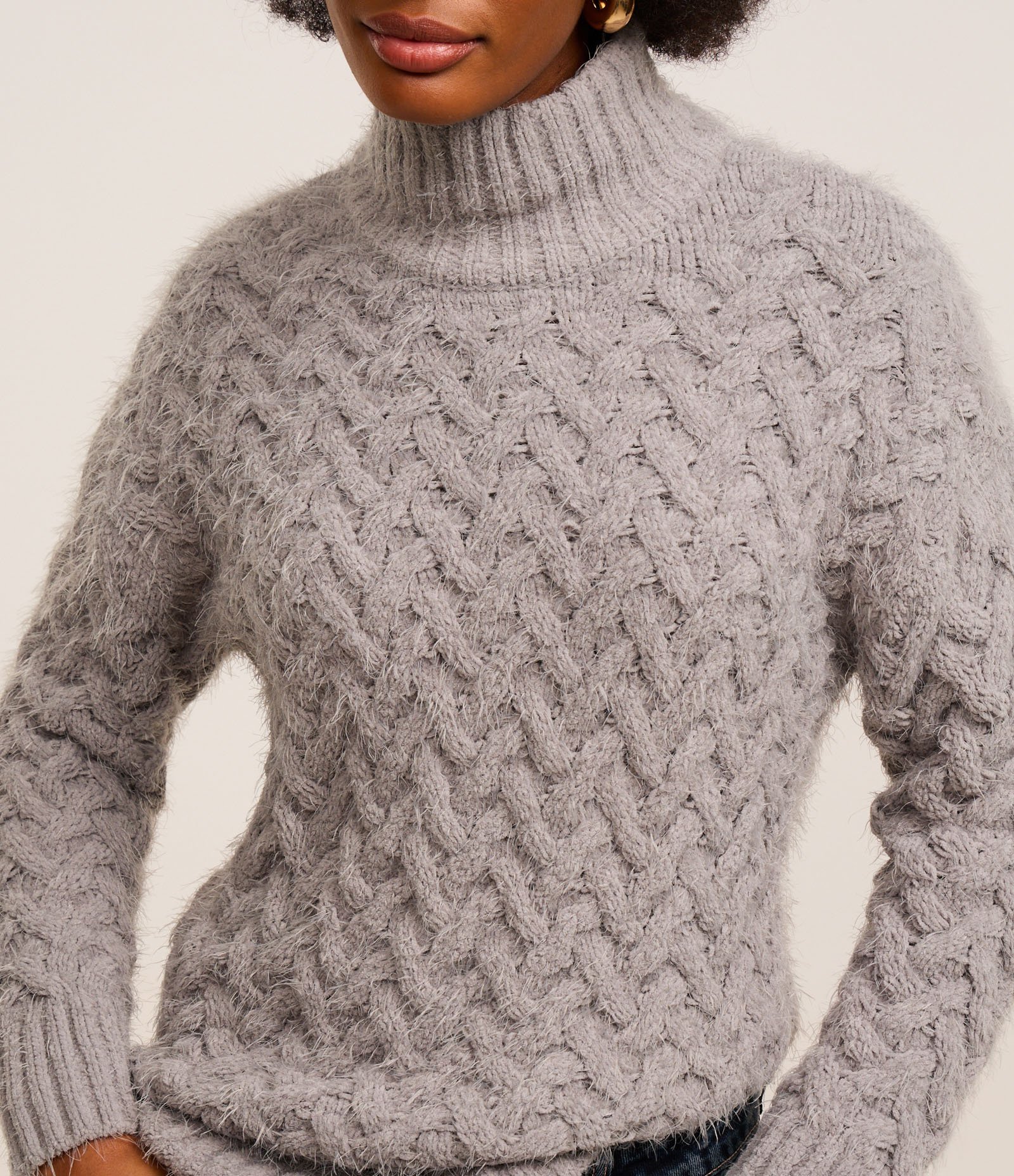 Suéter em Tricô com Gola Alta e Pelinhos Cinza 4