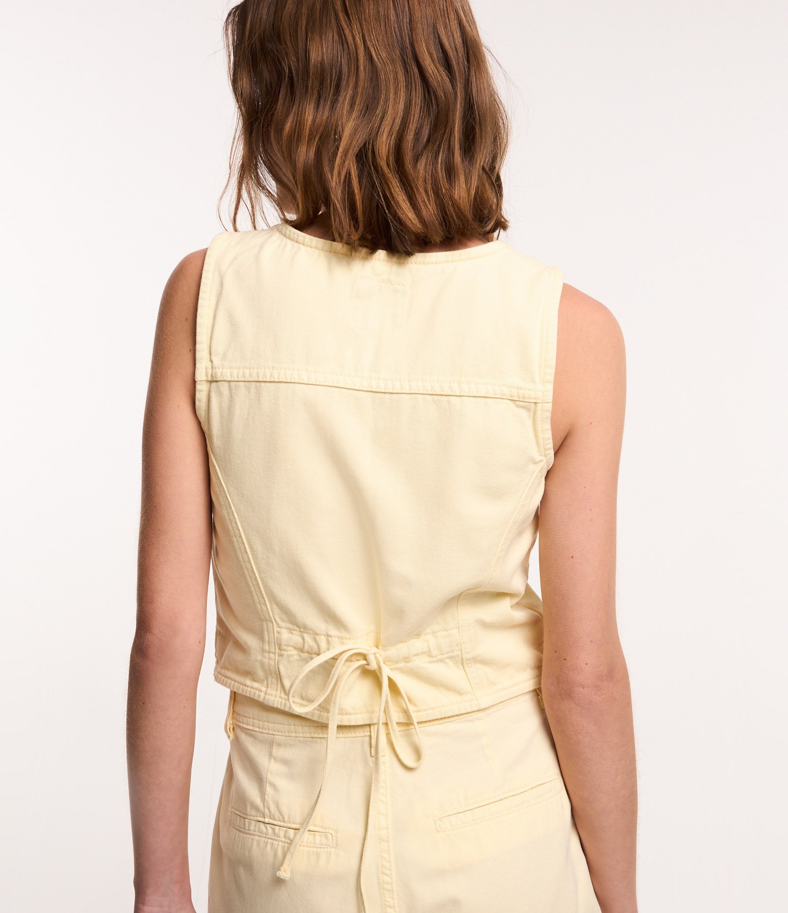 Colete em Sarja com Gola V e Amarração nas Costas Amarelo 3