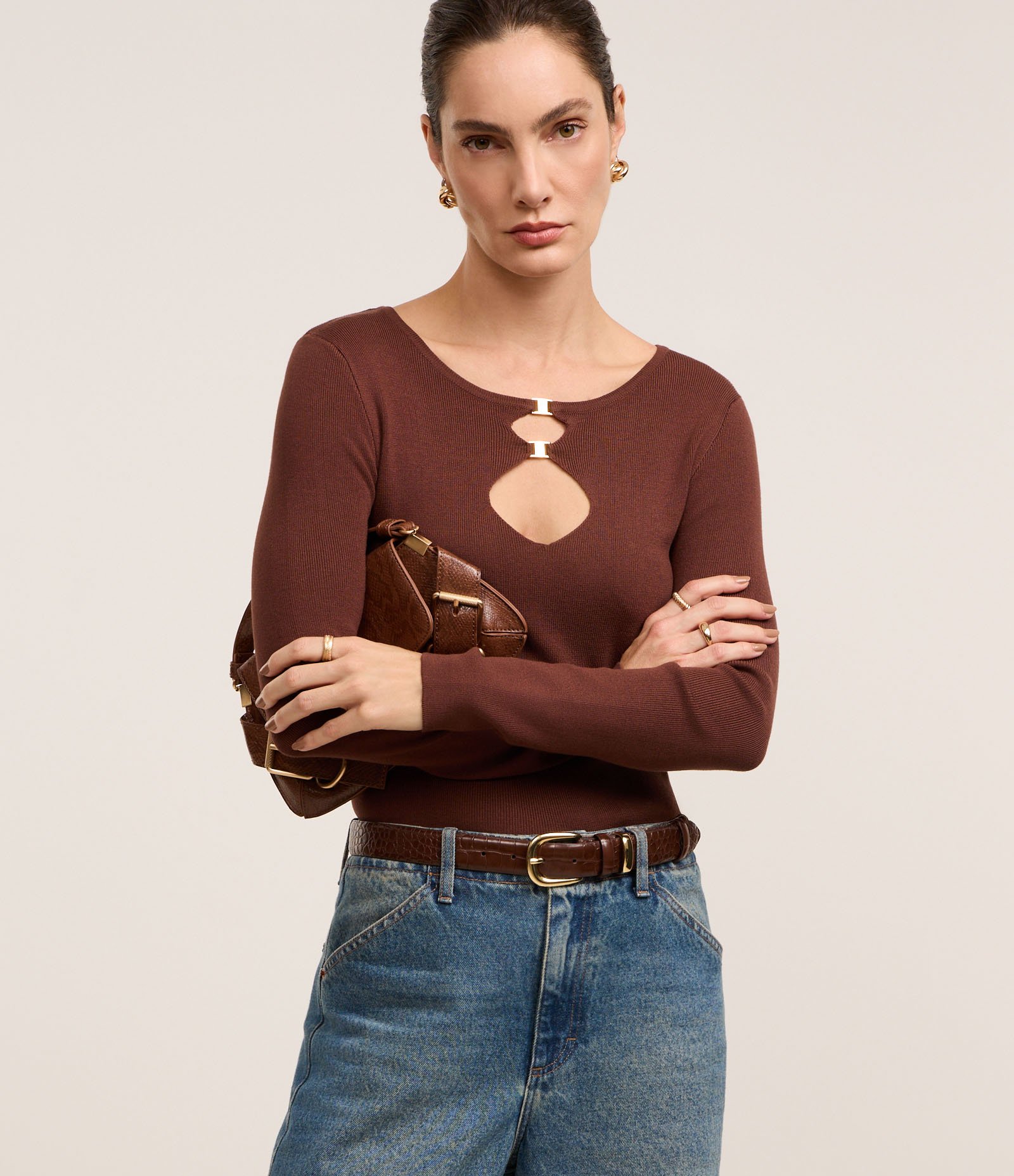 Blusa em Viscose com Vazados e Fivelas no Busto Marrom 1