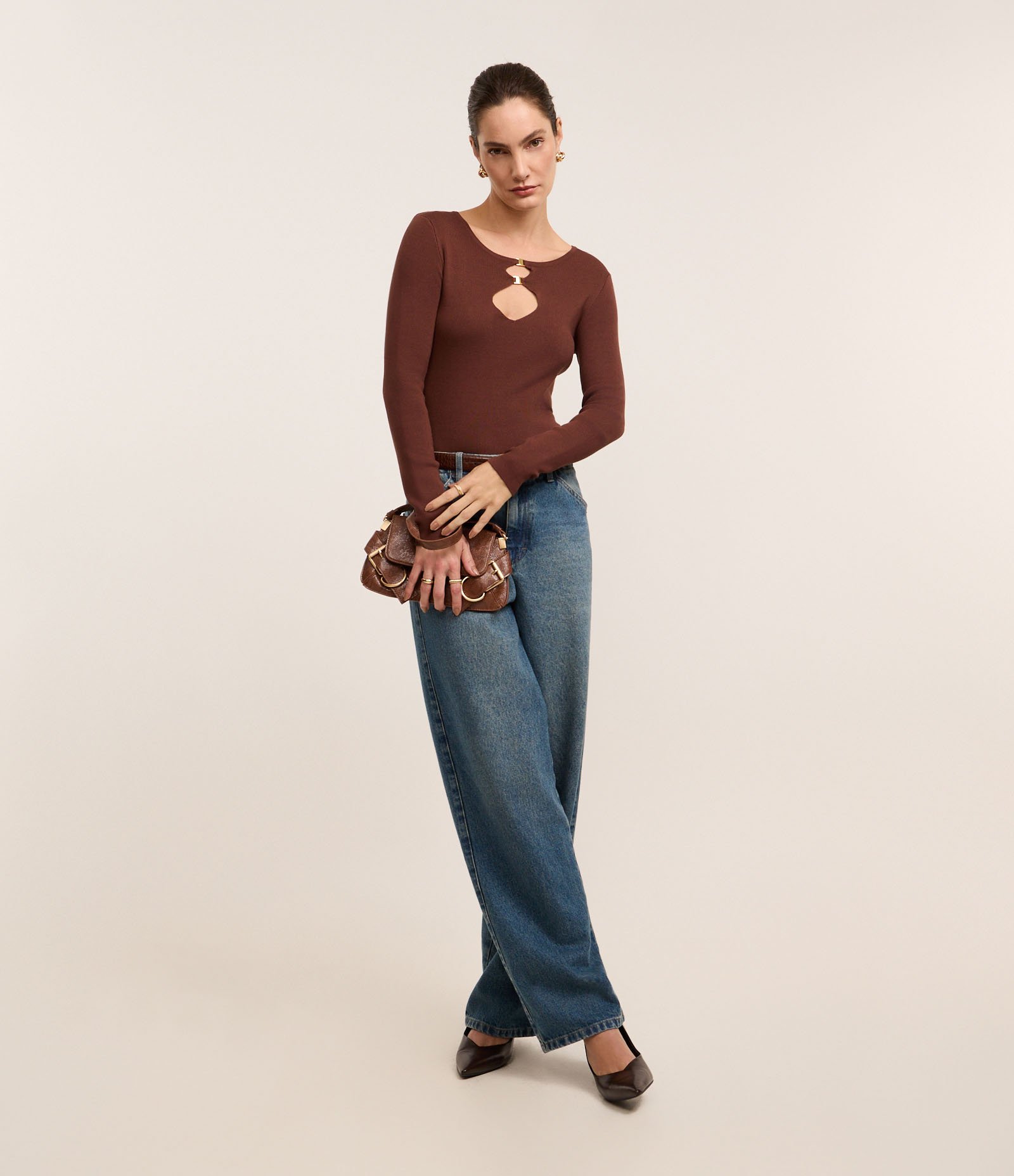 Blusa em Viscose com Vazados e Fivelas no Busto Marrom 2