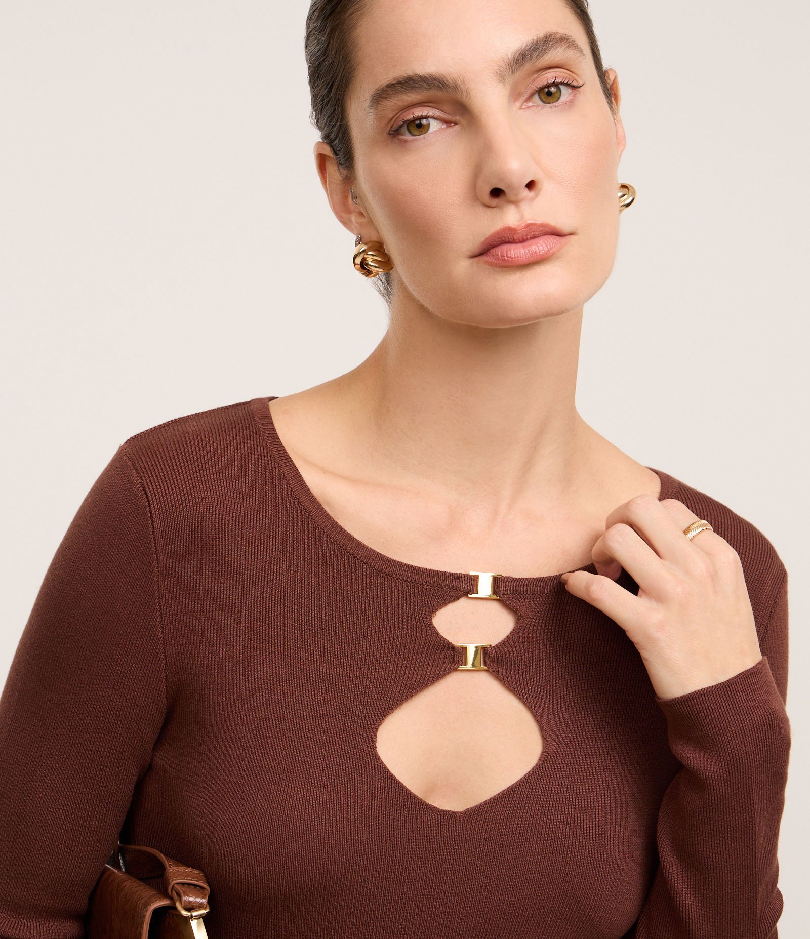 Blusa em Viscose com Vazados e Fivelas no Busto Marrom 3