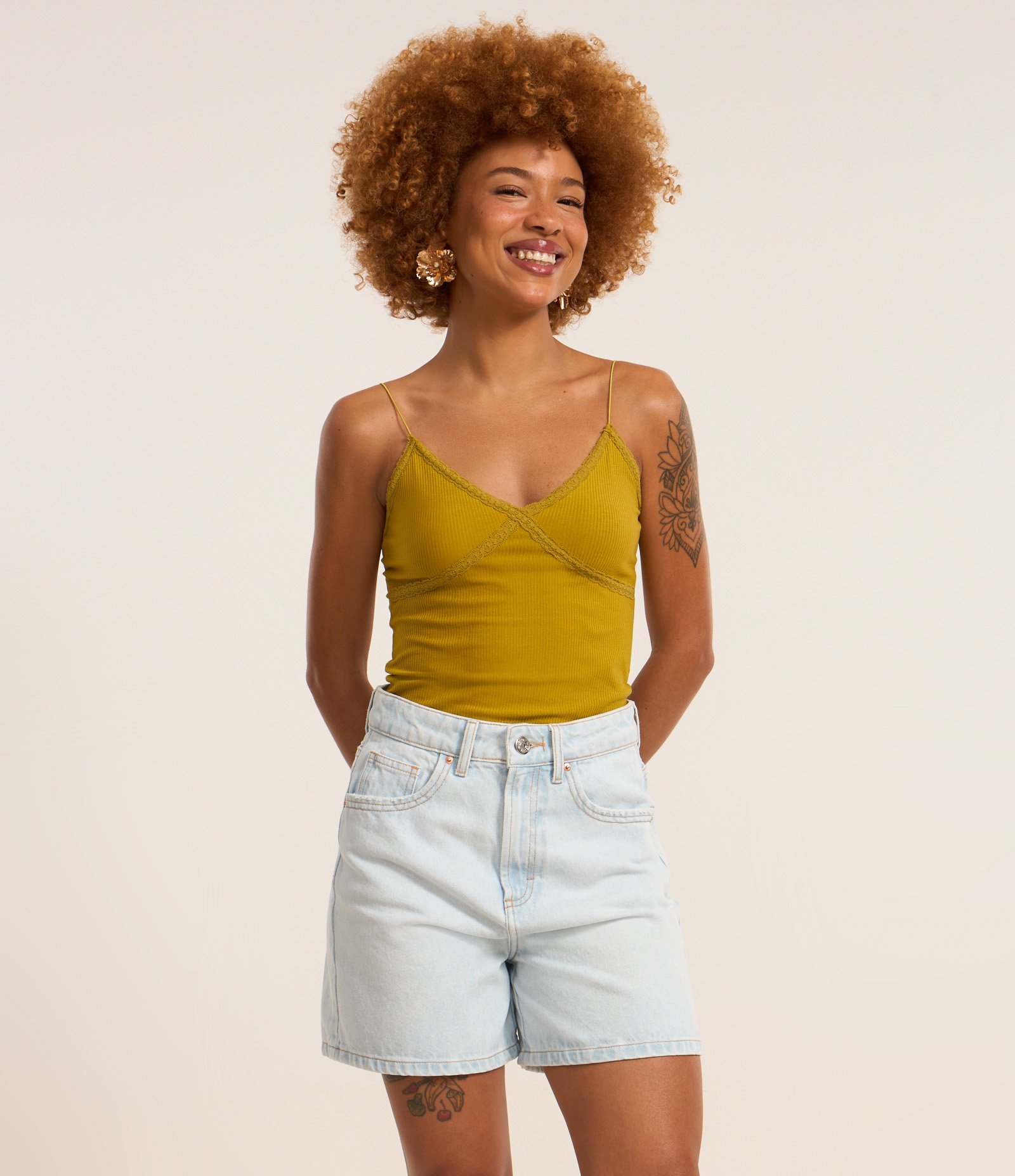 Short Mom Cintura Alta em Jeans com Bolsinhos Azul 2