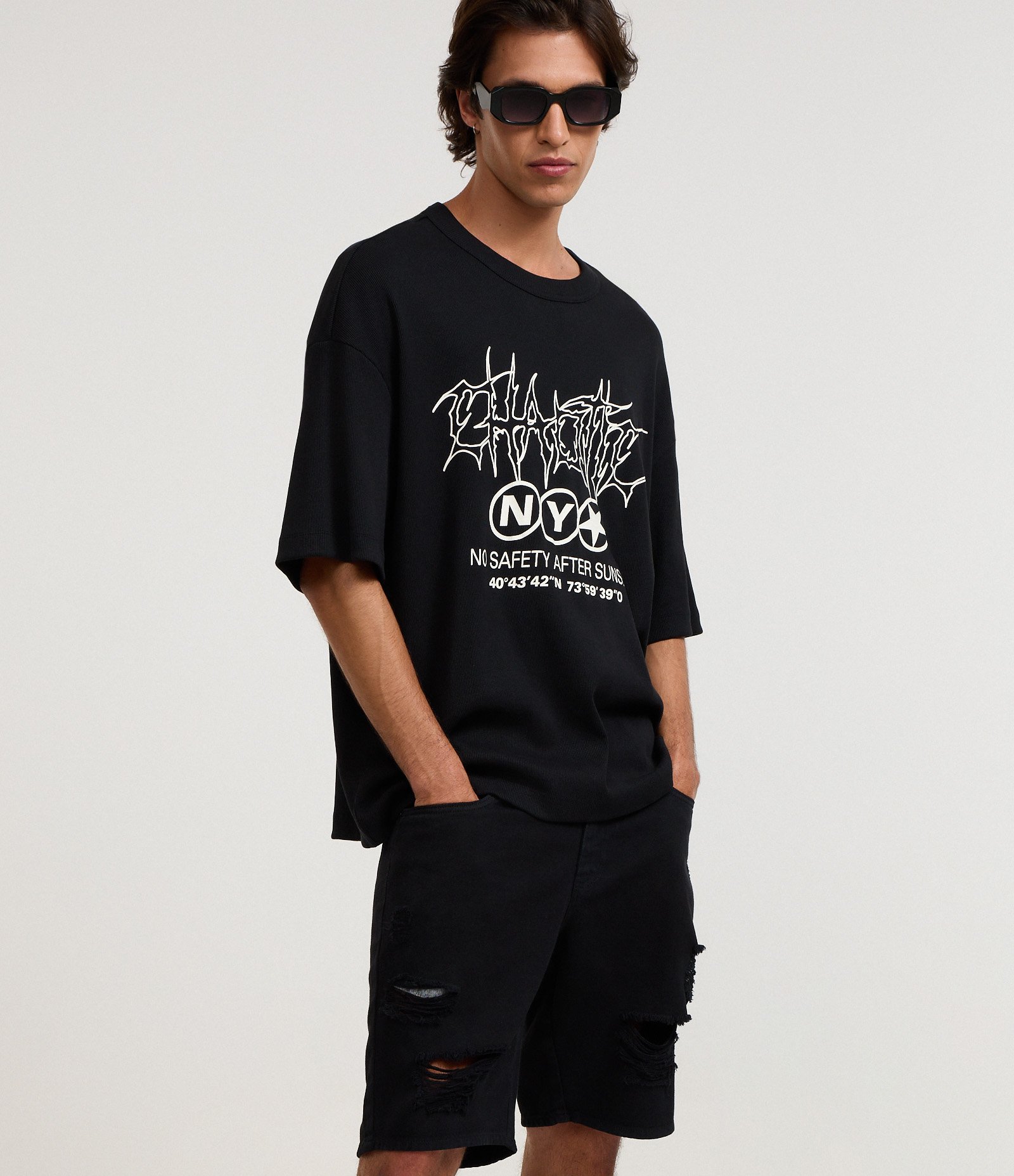 Bermuda Slim Destroyed com Puídos e Bolso Preto Azulado 3