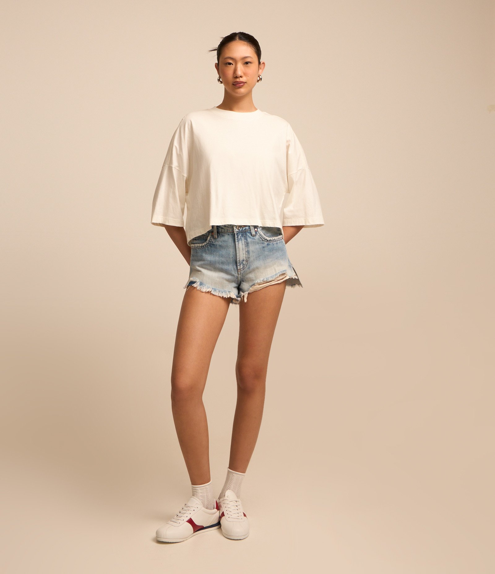 Short Curto em Jeans com Puídos e Barra de Franja Azul 1