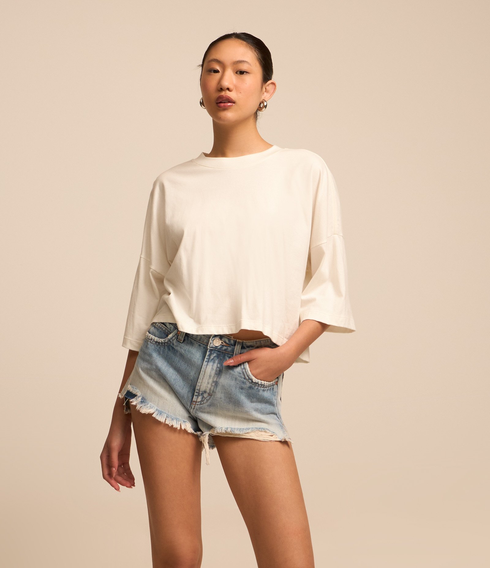 Short Curto em Jeans com Puídos e Barra de Franja Azul 2