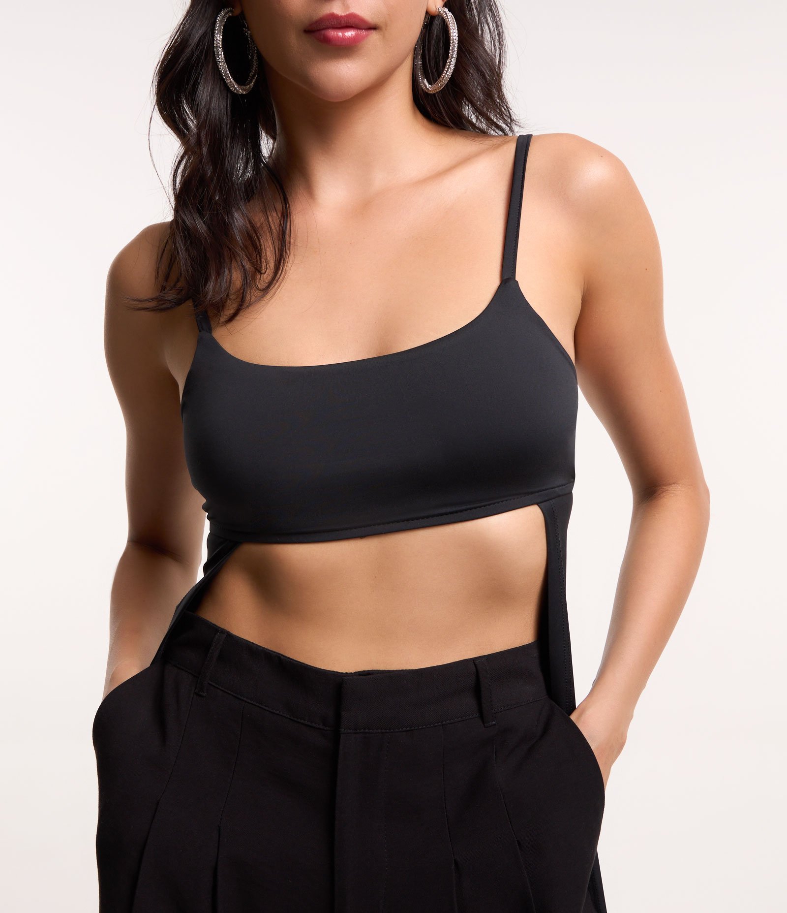 Blusa Super Cropped com Alças Finas e Costas Longas Preto 4