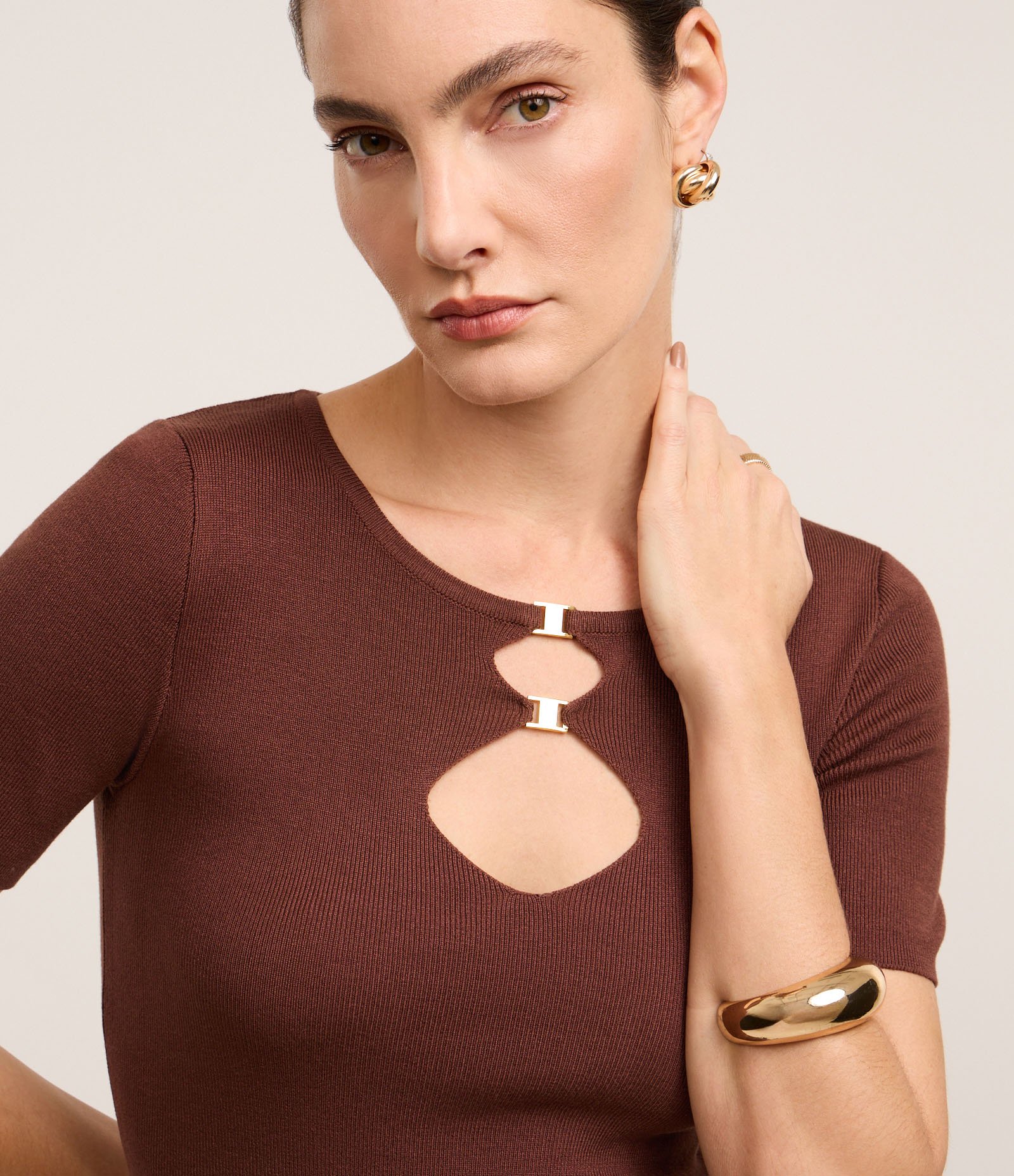 Blusa Ajustada em Tricô com Aberturas Afiveladas Marrom 3