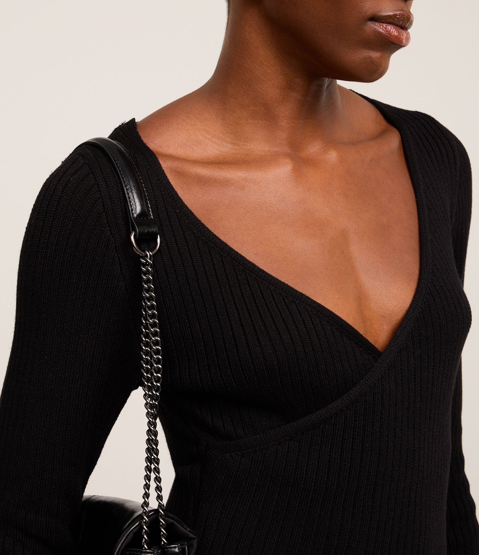 Blusa em Viscose com Decote V Transpassado Preto 3