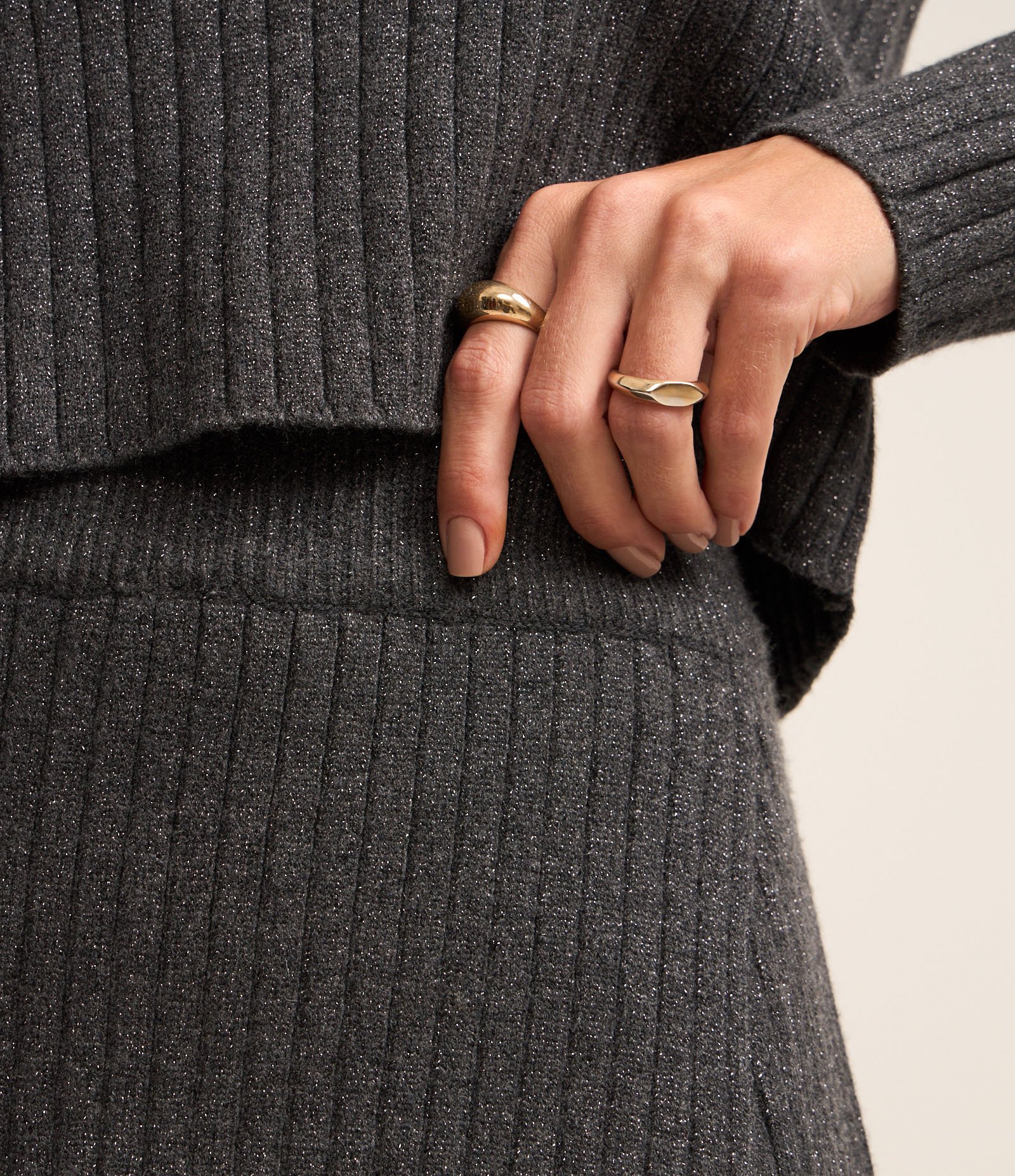 Saia Evasê Curta Canelada em Tricô com Elástico no Cós Cinza 4