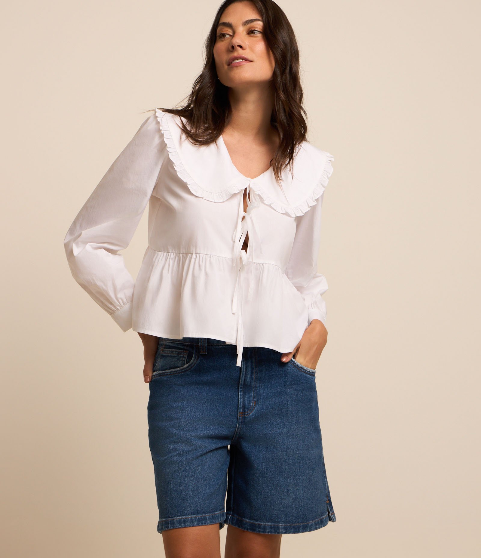 Bermuda em Jeans Denim com Cintura Média e Detalhe na Barra Azul 2