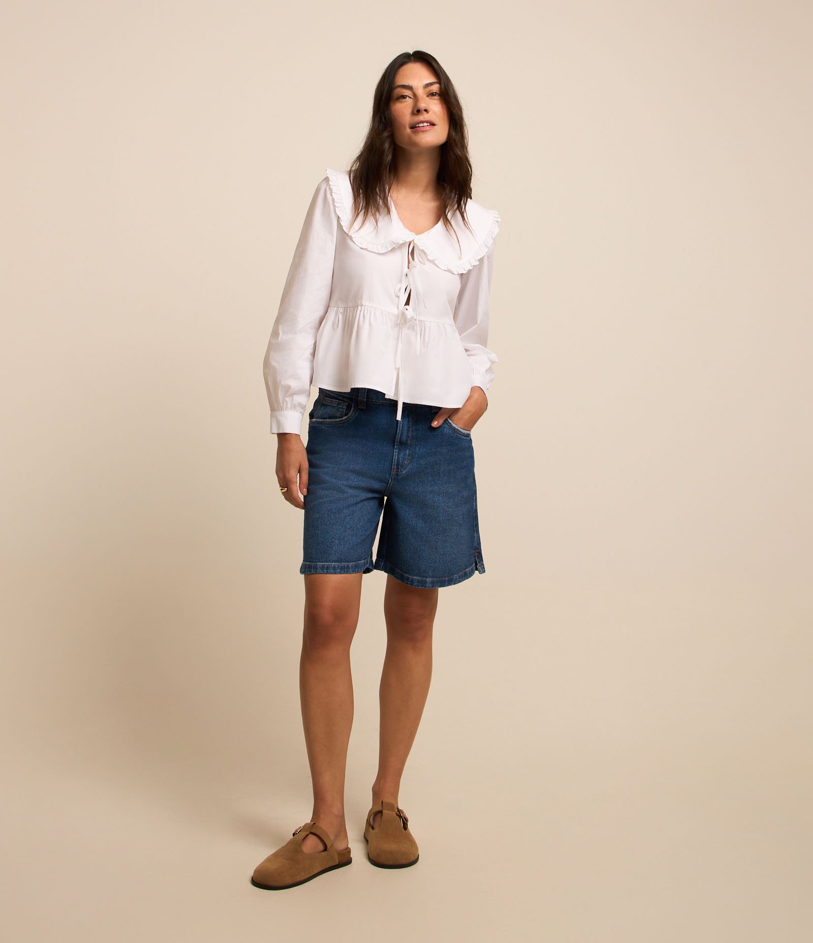 Bermuda em Jeans Denim com Cintura Média e Detalhe na Barra Azul 3