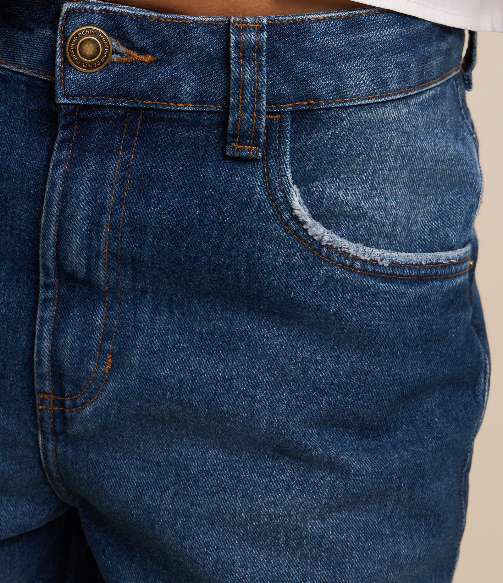 Bermuda em Jeans Denim com Cintura Média e Detalhe na Barra Azul 4