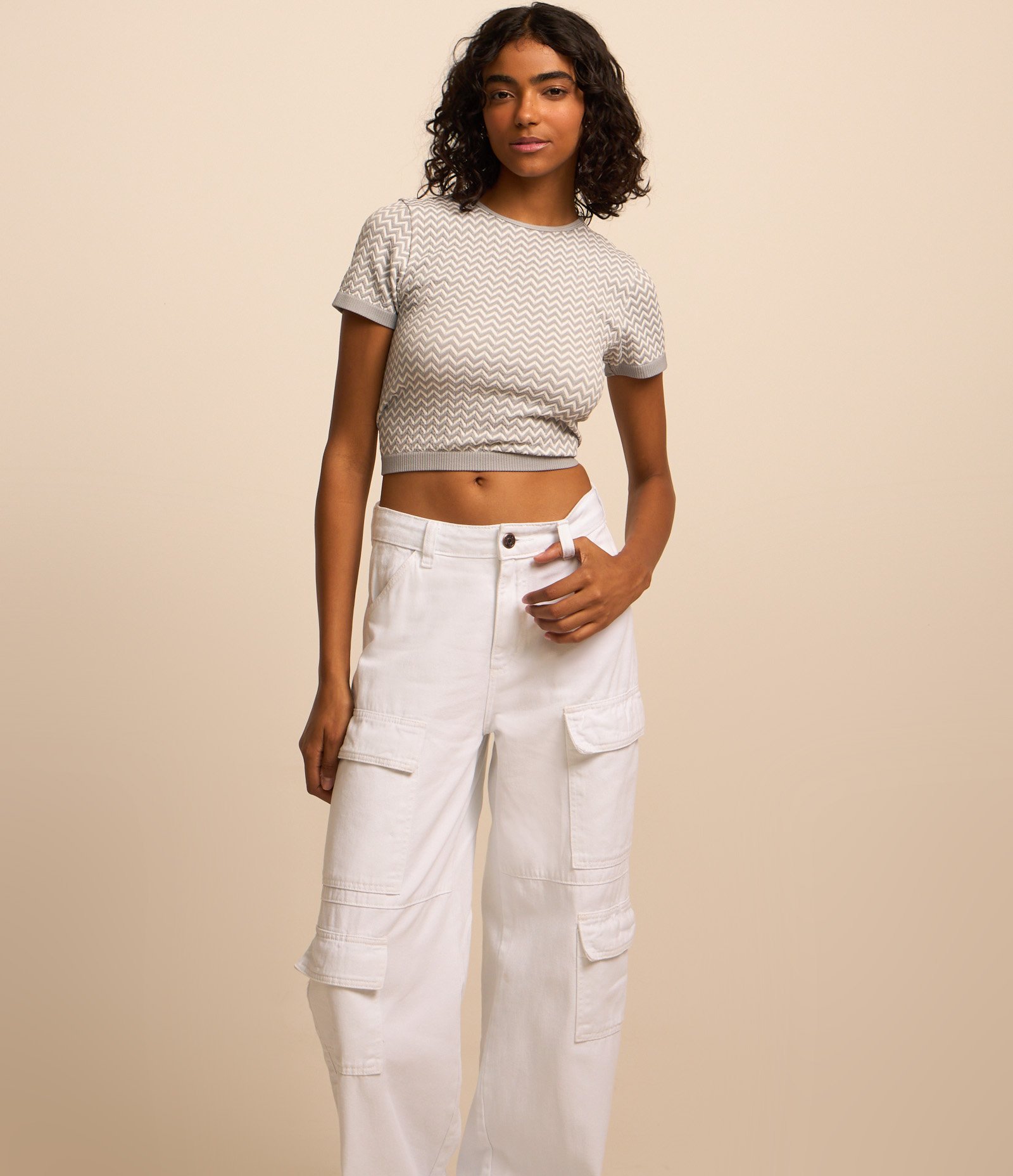 Calça Wide Leg em Sarja com Cintura Alta e Bolsos Cargo 2