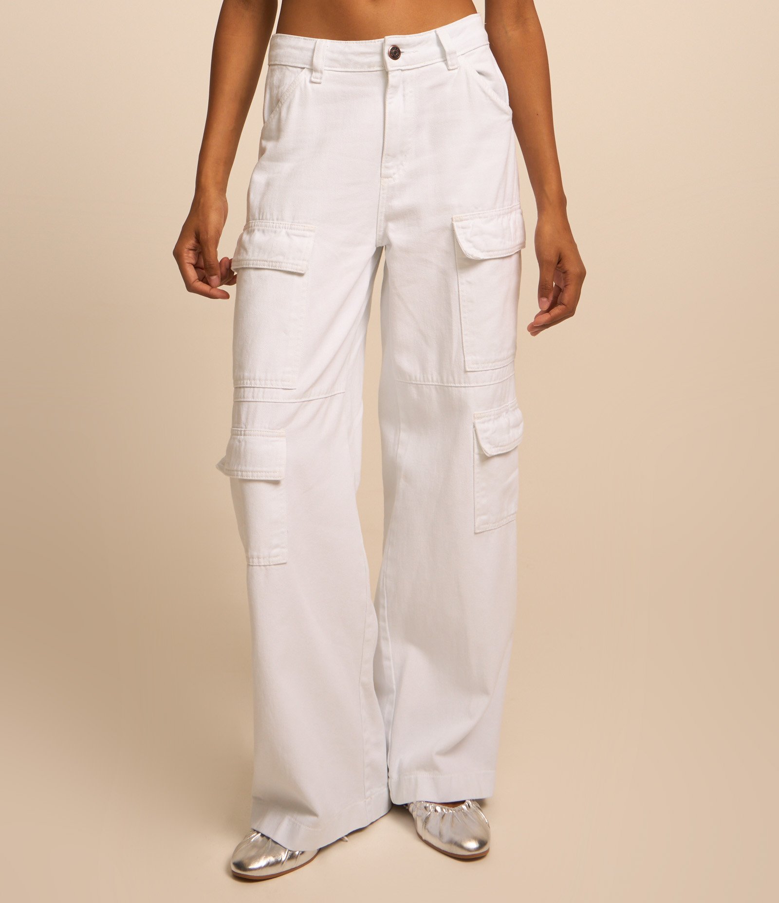 Calça Wide Leg em Sarja com Cintura Alta e Bolsos Cargo 3