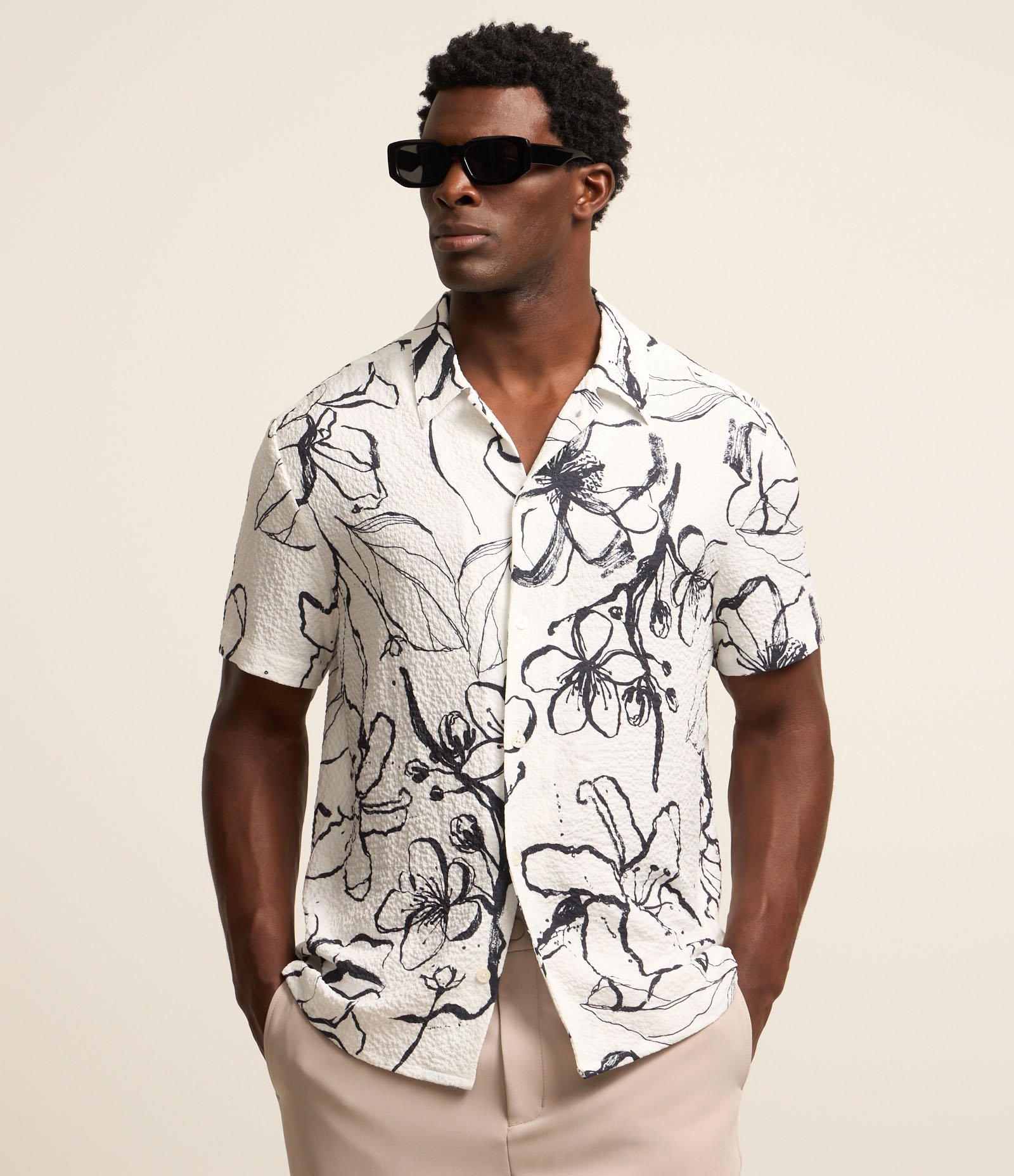 Camisa Regular com Textura e Estampa Floral Preto/Branco 1