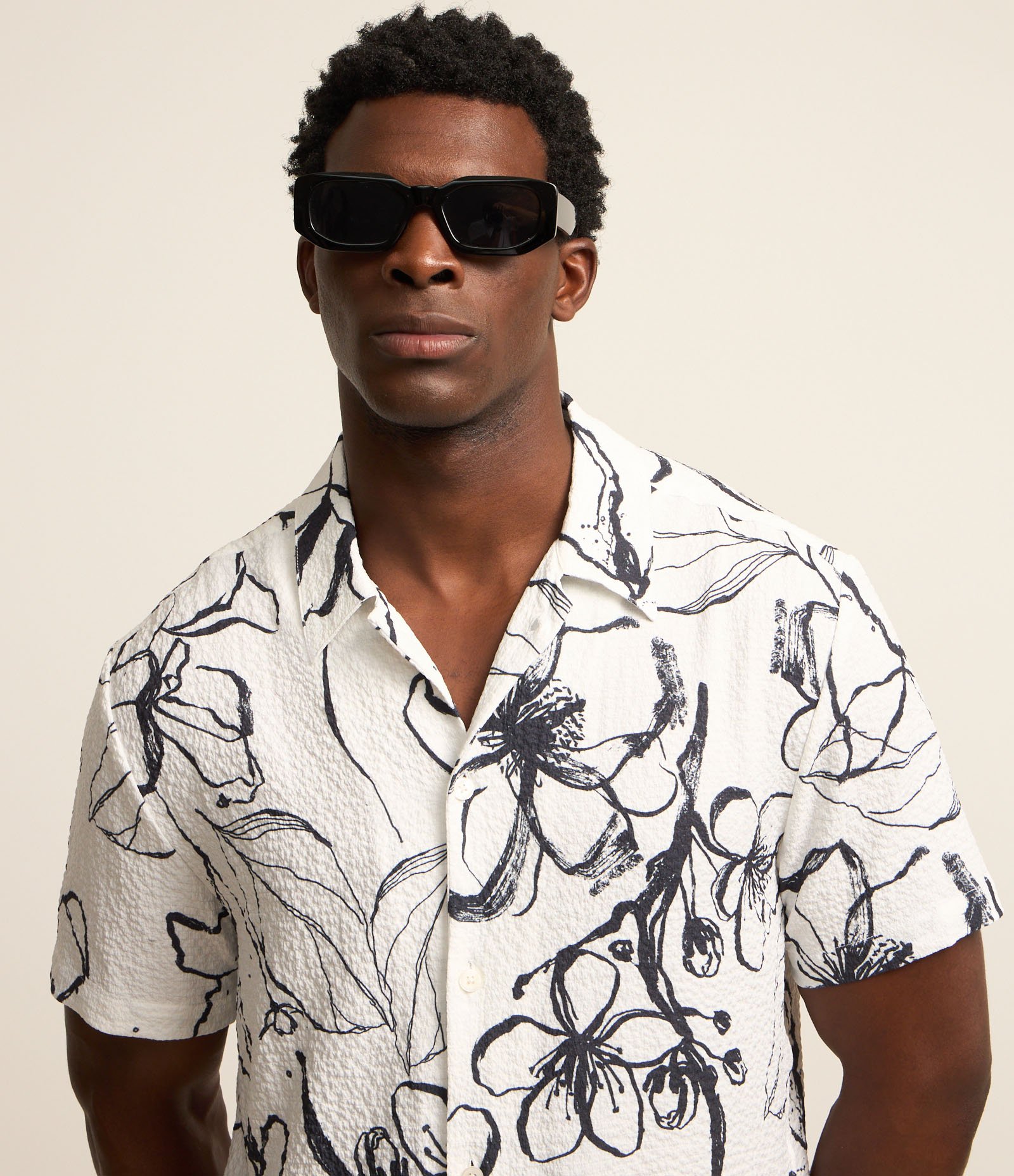 Camisa Regular com Textura e Estampa Floral Preto/Branco 3