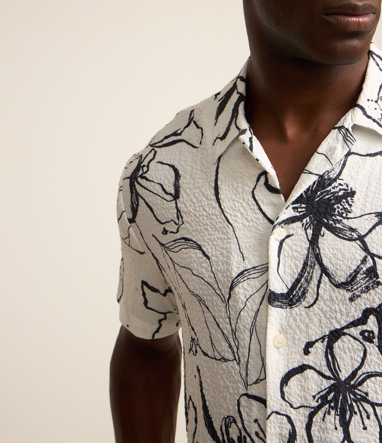 Camisa Regular com Textura e Estampa Floral Preto/Branco 5