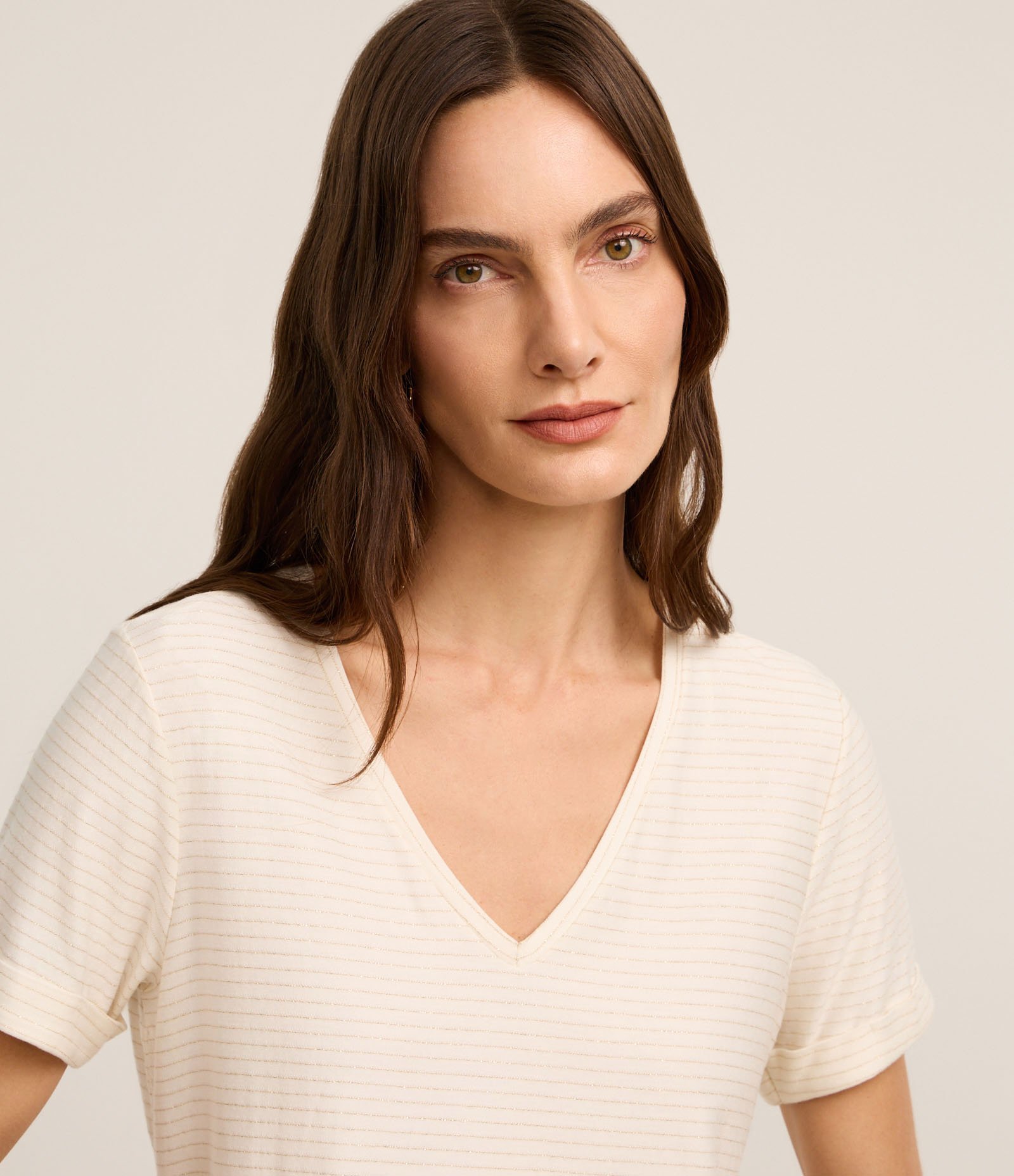 Blusa em Viscose com Listras Horizontais e Decote em V Branco 5