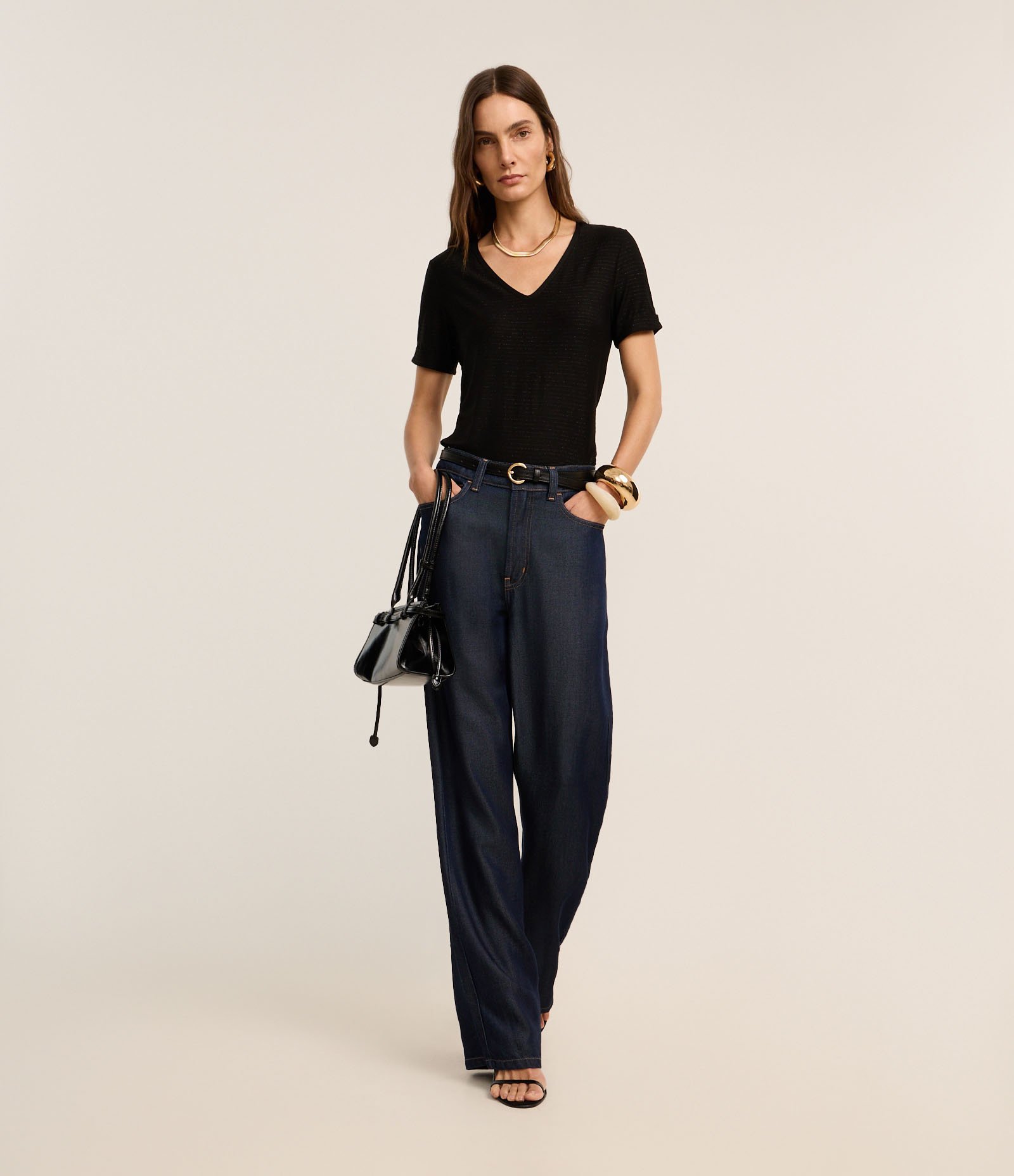 Blusa em Viscose com Listras Horizontais e Decote em V Preto 2