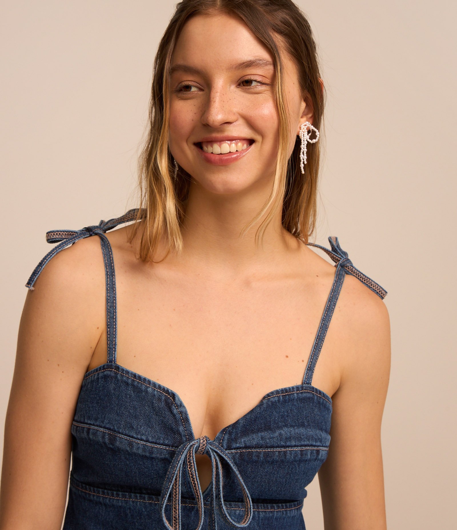 Vestido Curto em Jeans com Alça de Laço e Decote Coração Azul 3